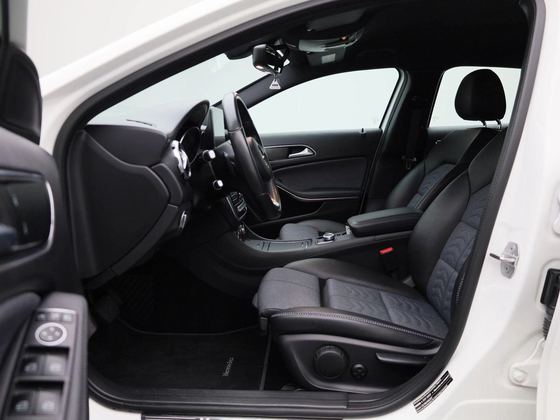 Mercedes-Benz-GLA-image-10