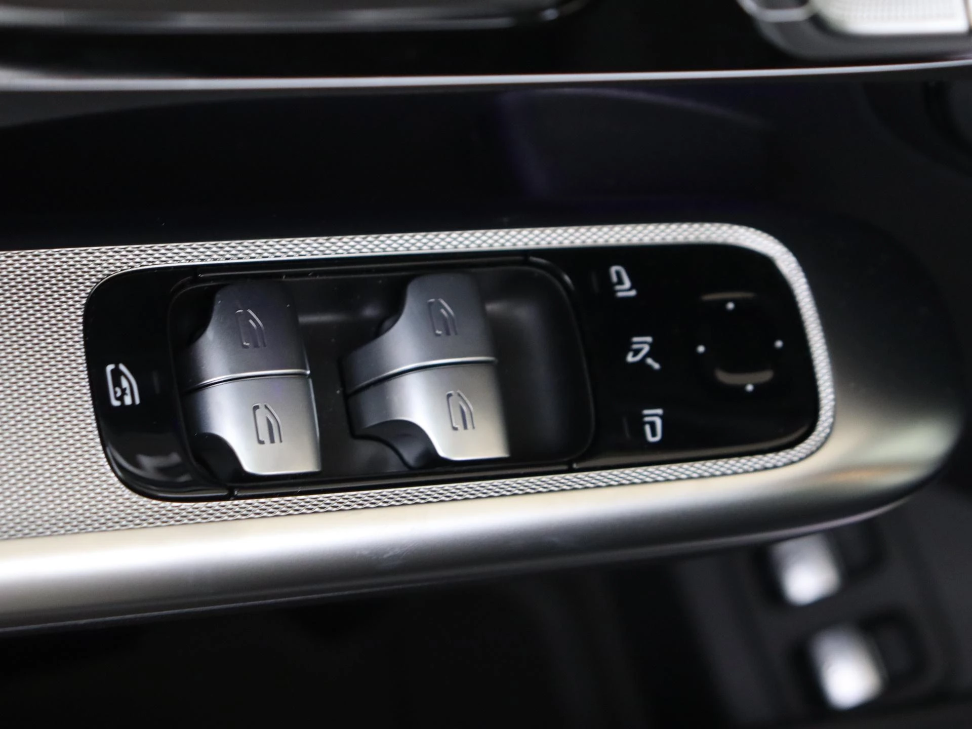 Mercedes-Benz-GLC-image-25