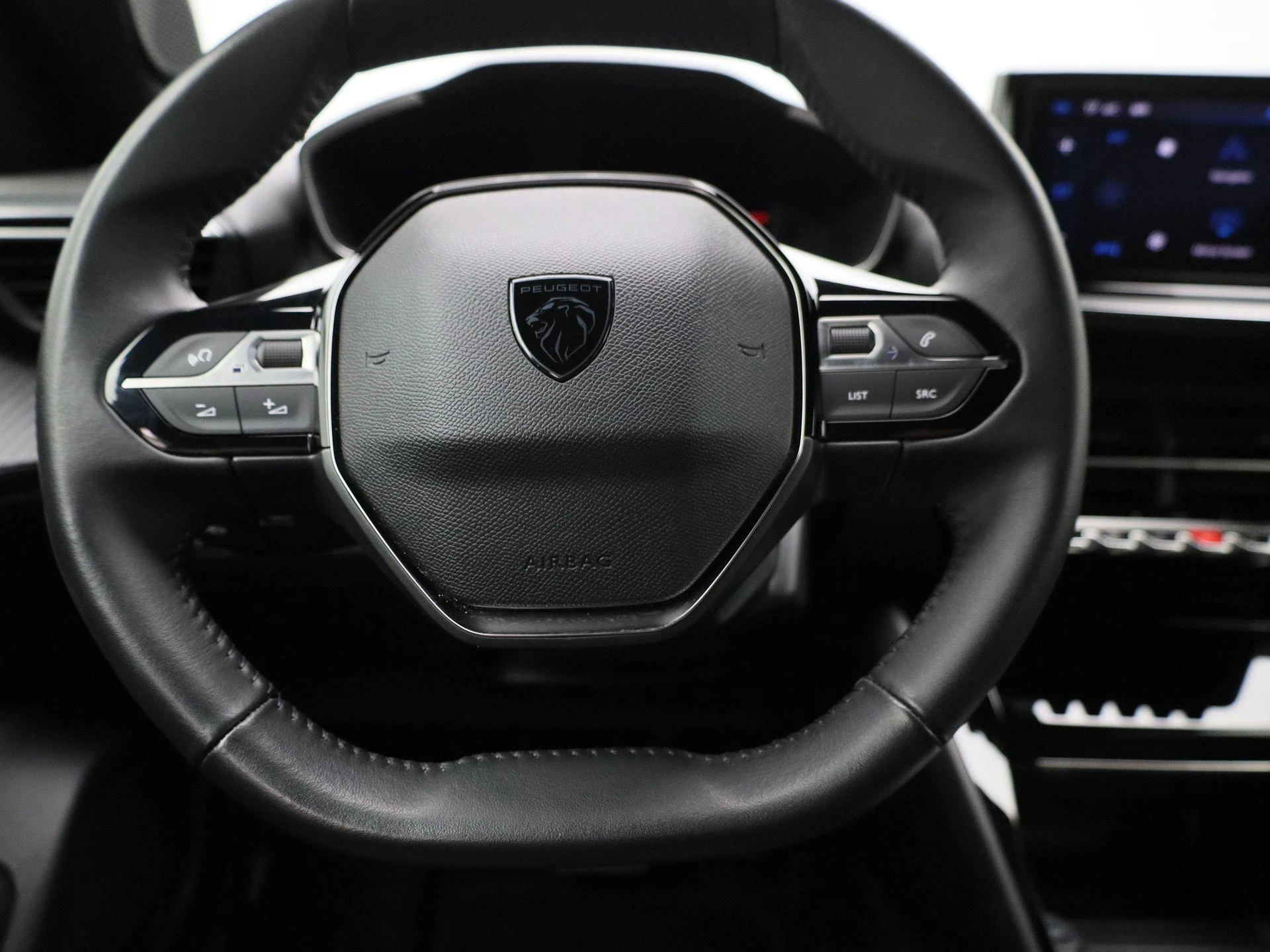 Peugeot-e-2008-image-6