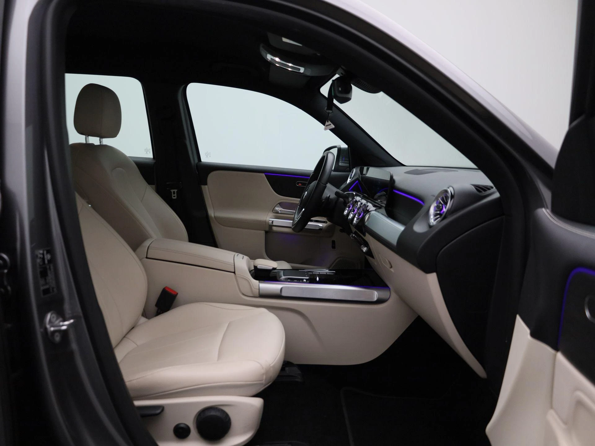 Mercedes-Benz-EQB-image-38