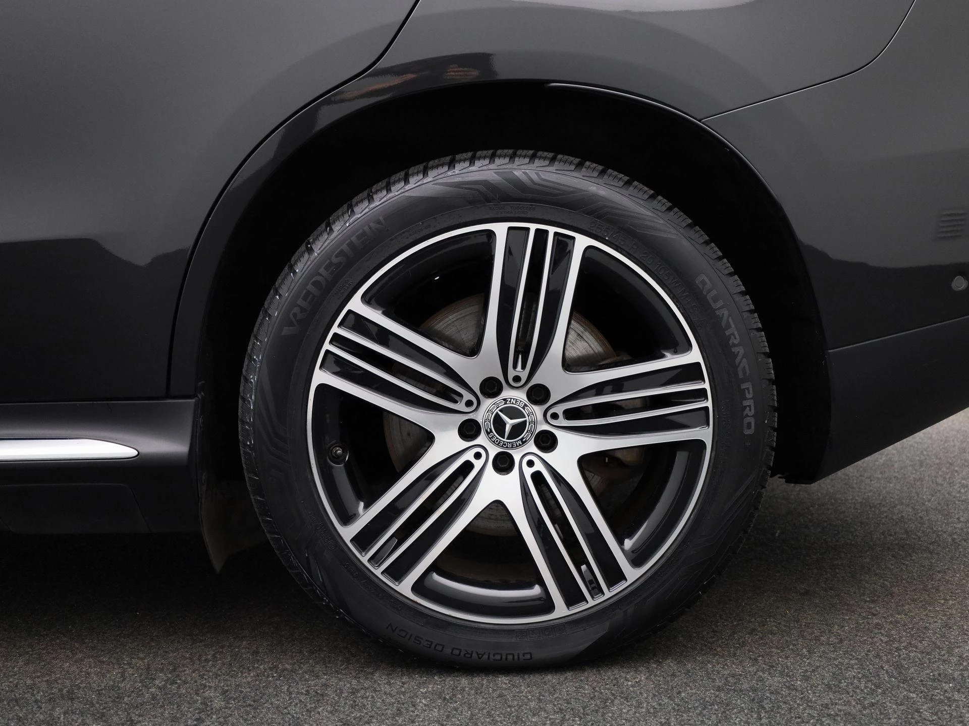Mercedes-Benz-EQC-image-14