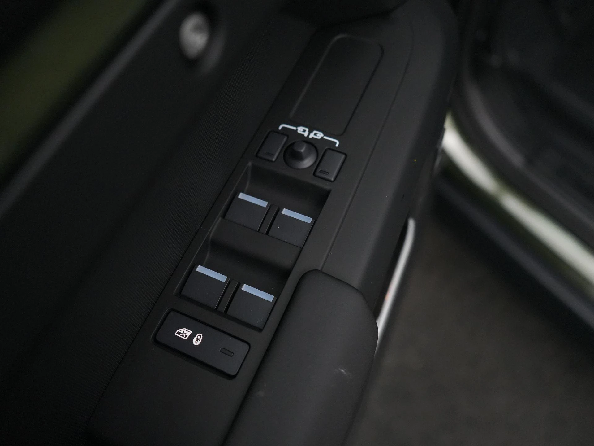 Land Rover-Defender-image-32