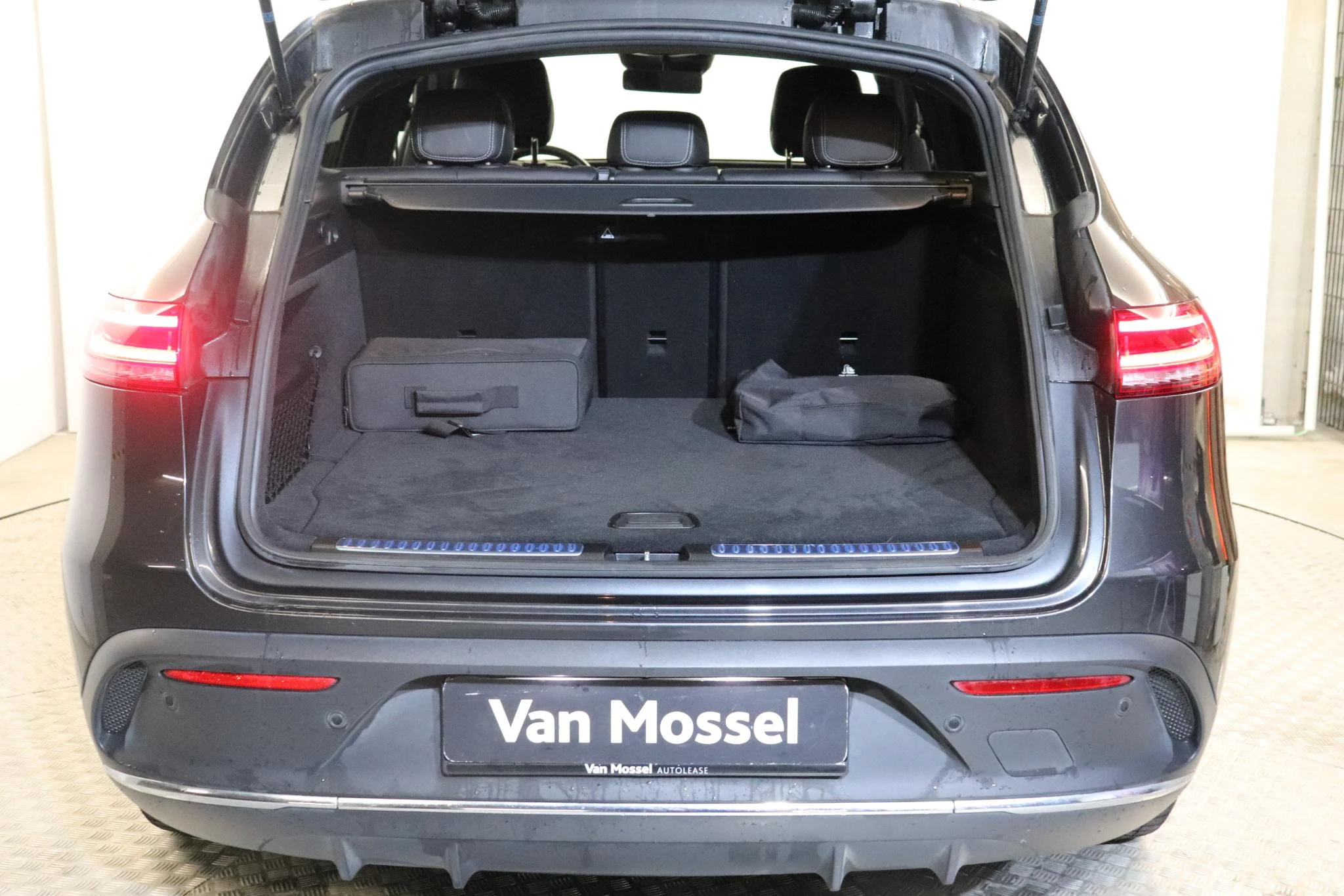 Mercedes-Benz-EQC-image-5