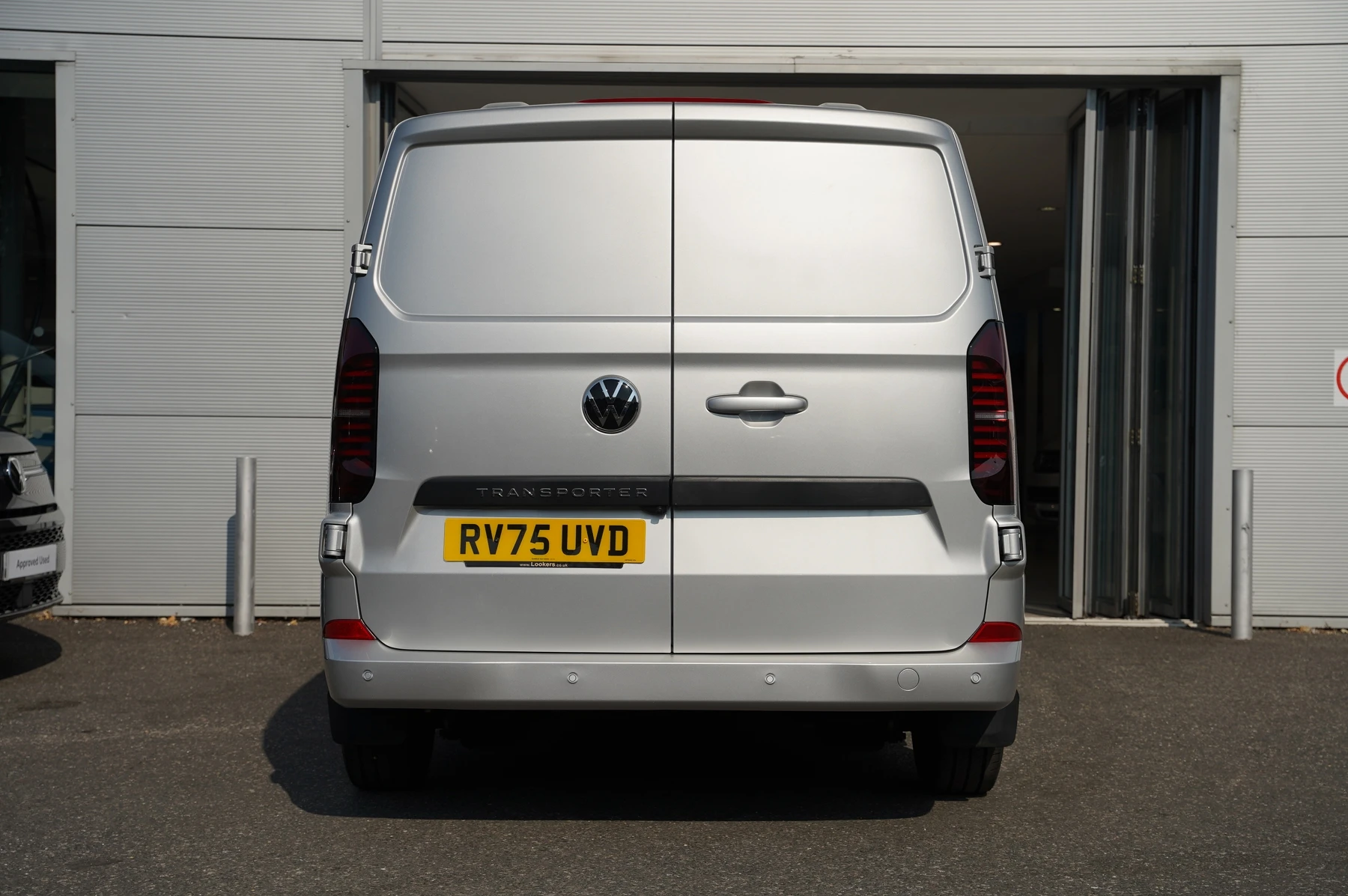 Volkswagen-Transporter-image-11
