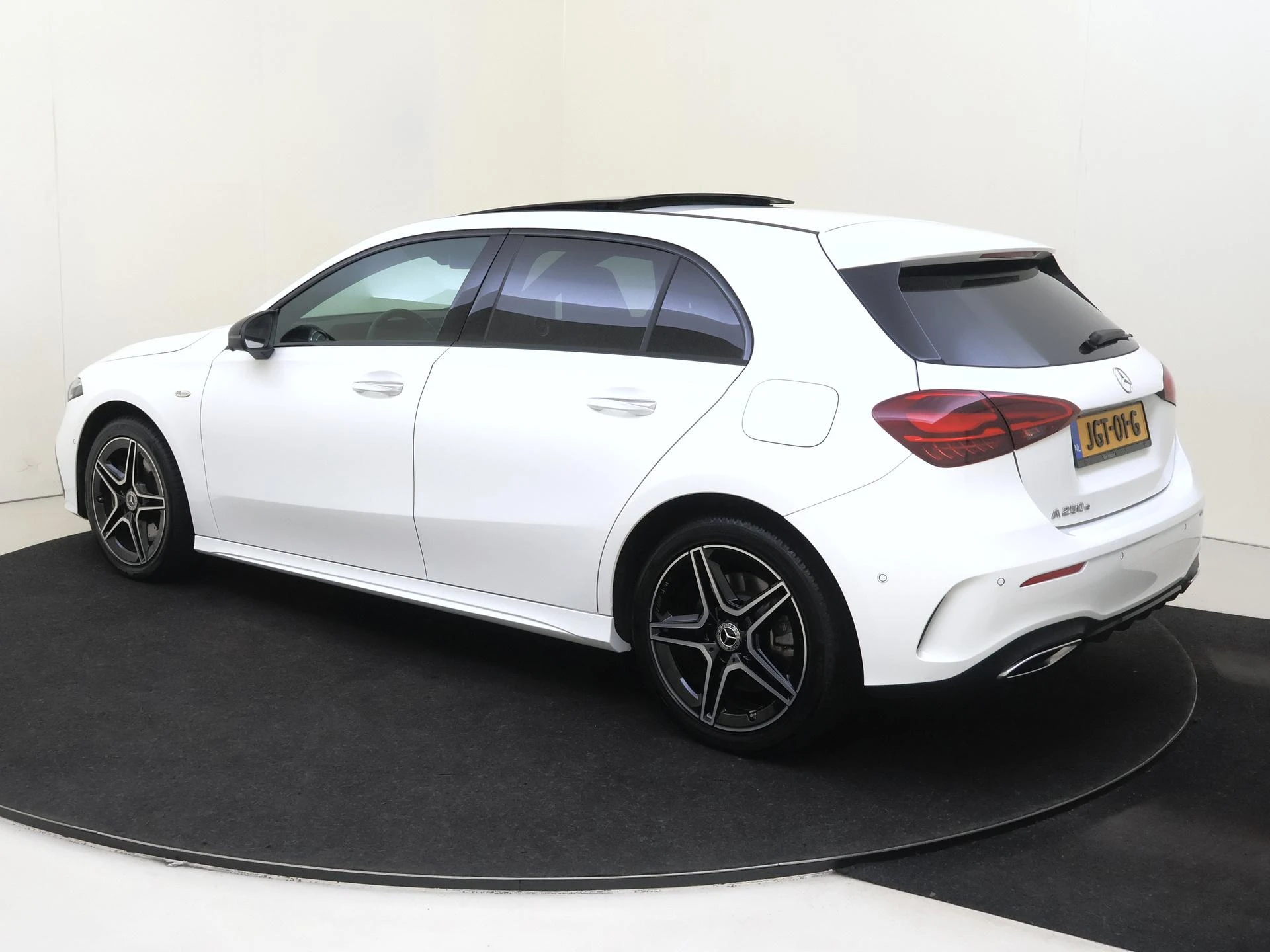 Mercedes-Benz-A-Klasse-image-2