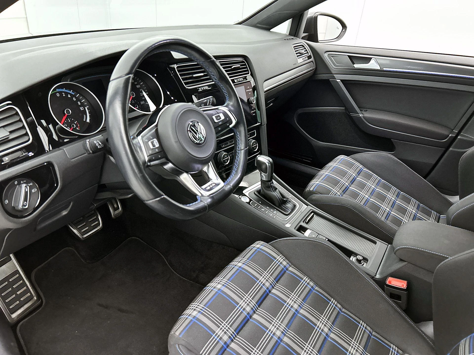 Volkswagen-Golf-image-20