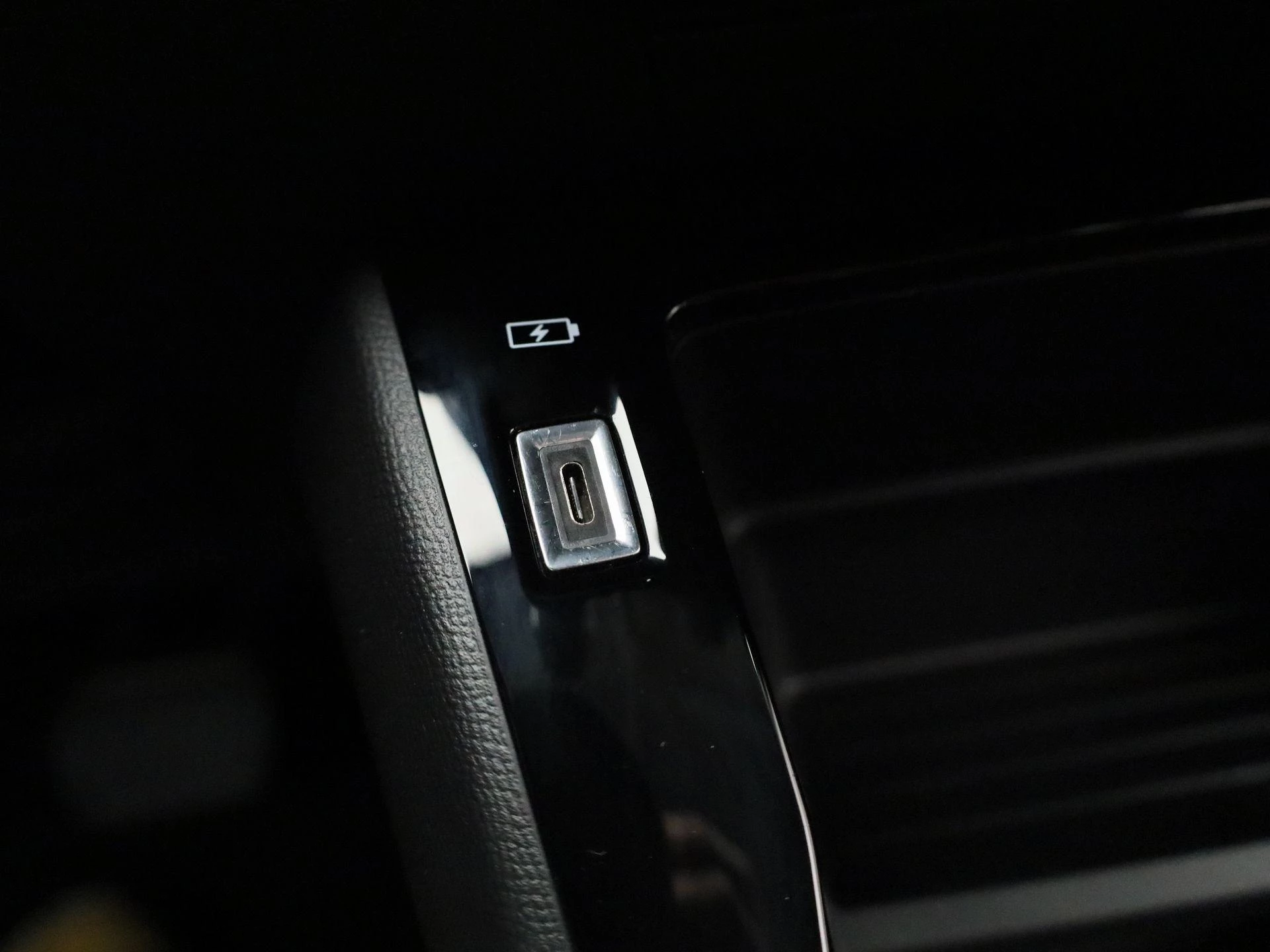 Peugeot-e-208-image-31