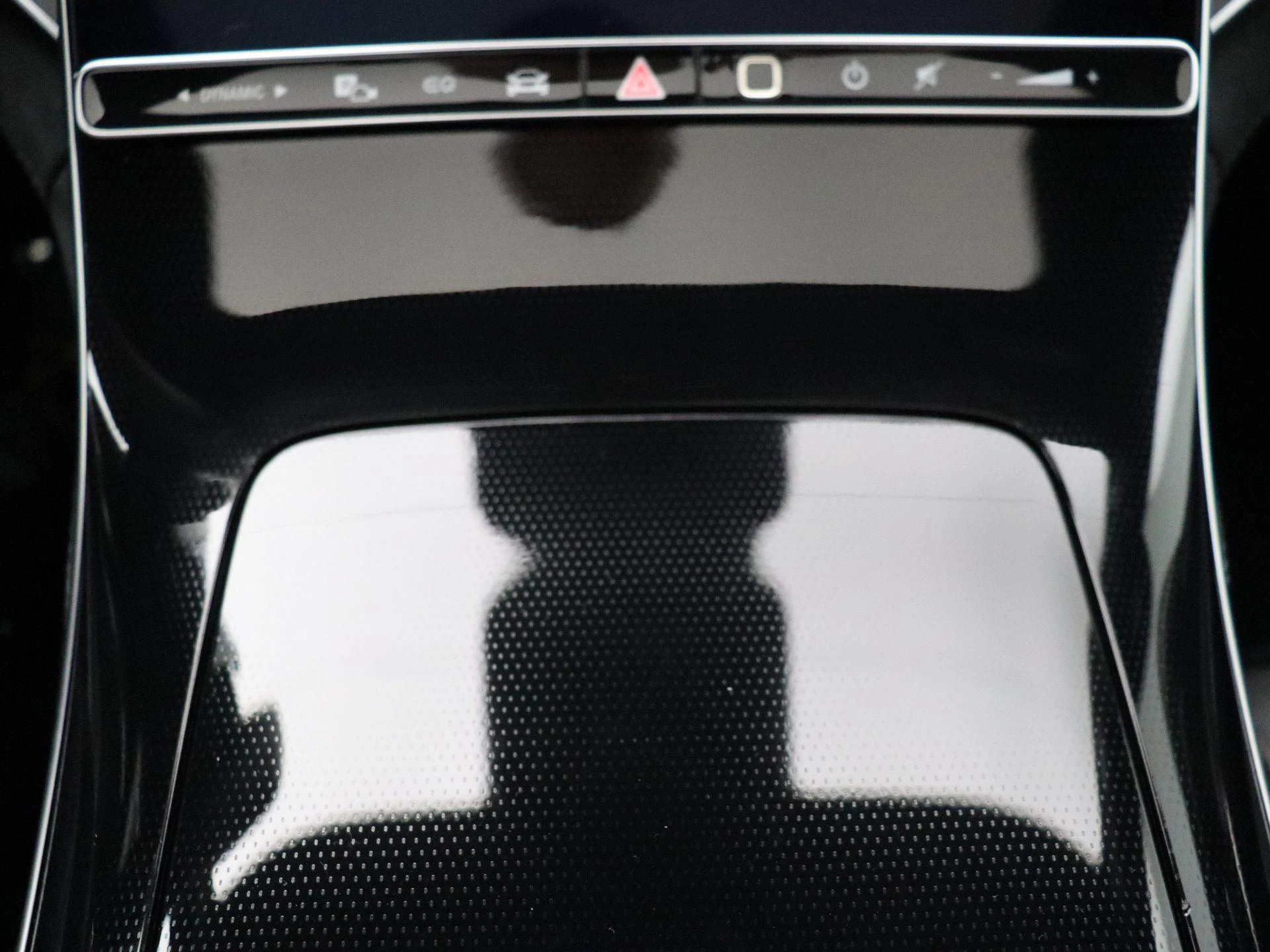 Mercedes-Benz-EQE-image-19