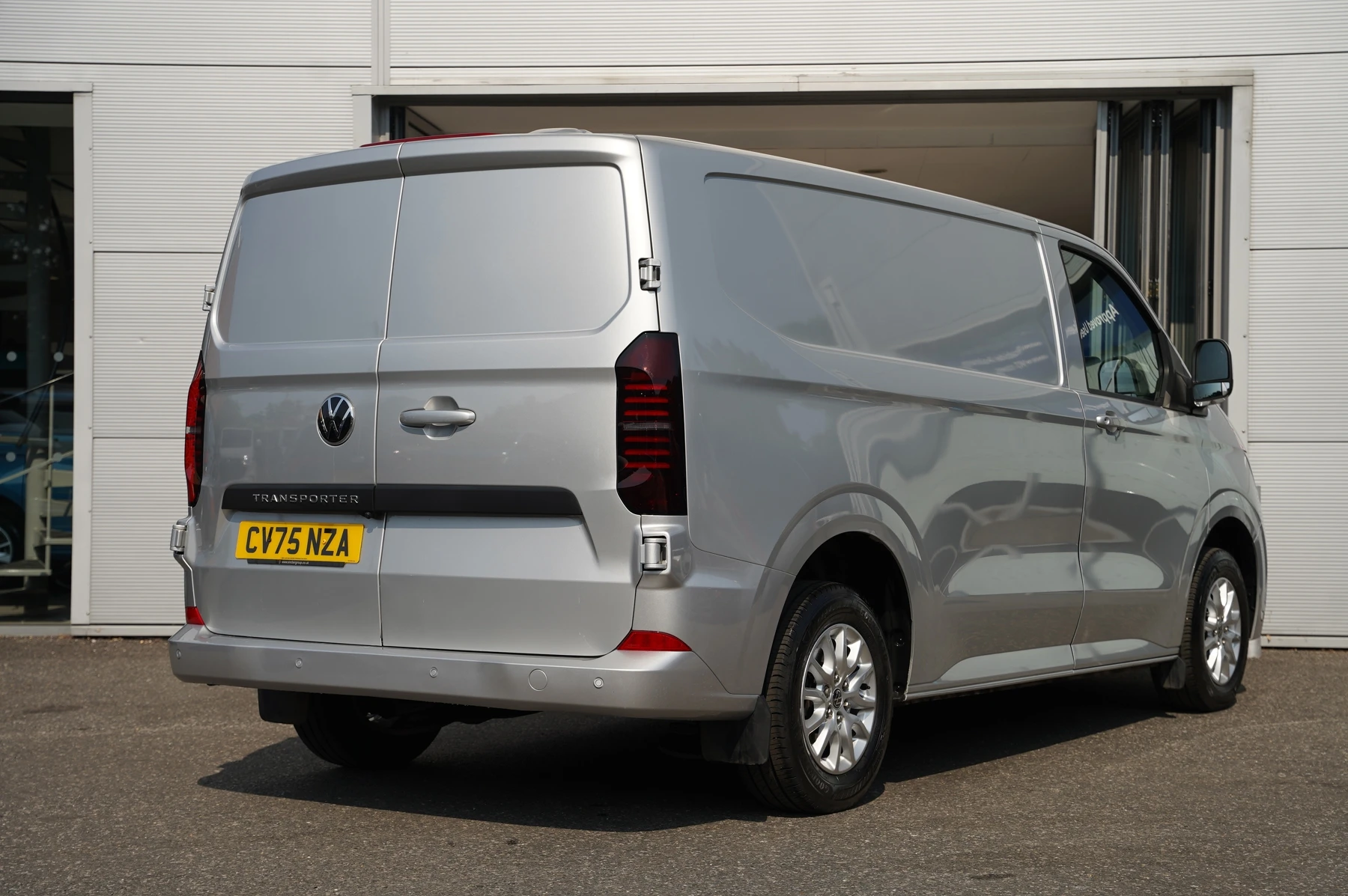 Volkswagen-Transporter-image-12