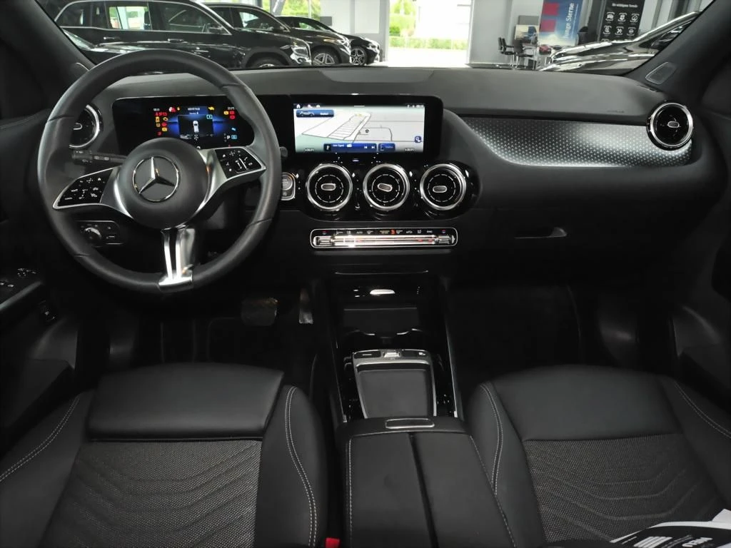 Mercedes-Benz-GLA 200 d-image-9