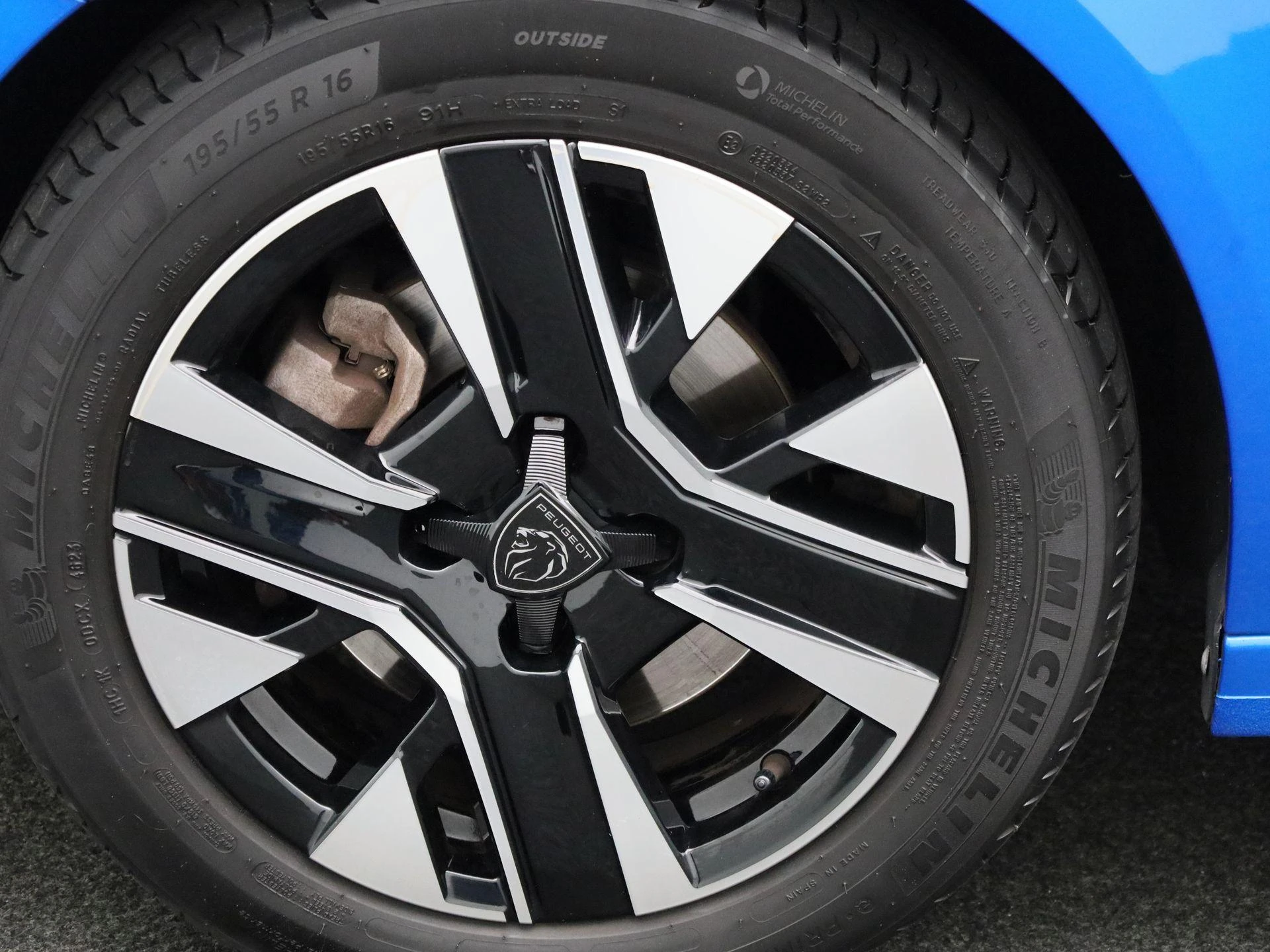Peugeot 208 - 12