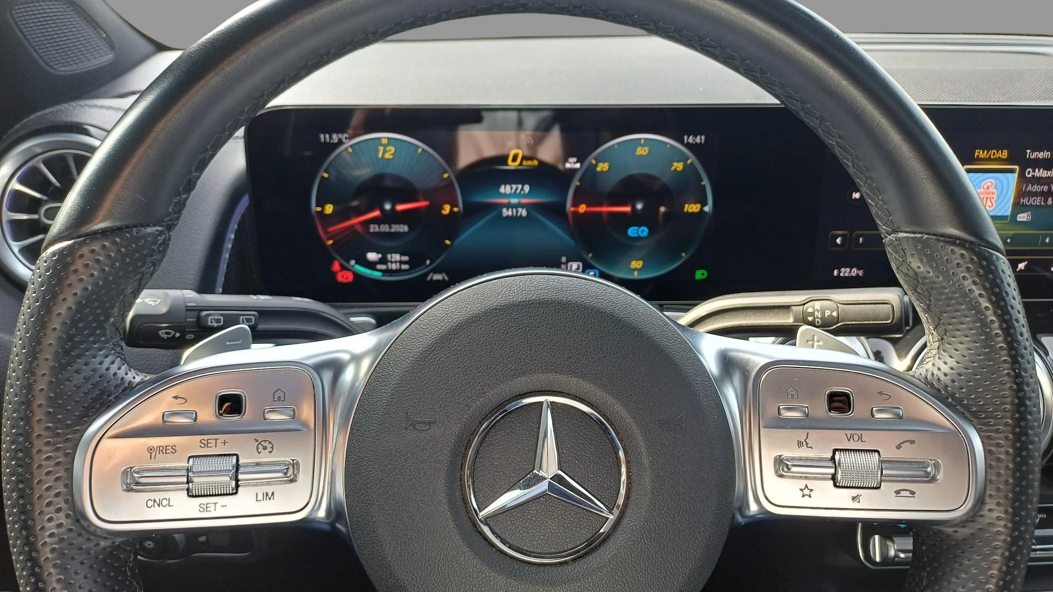 Mercedes-Benz EQB 250 AMG Line + 7-ZITPLAATSEN + LEDER + PANO DAK + CARPLAY +