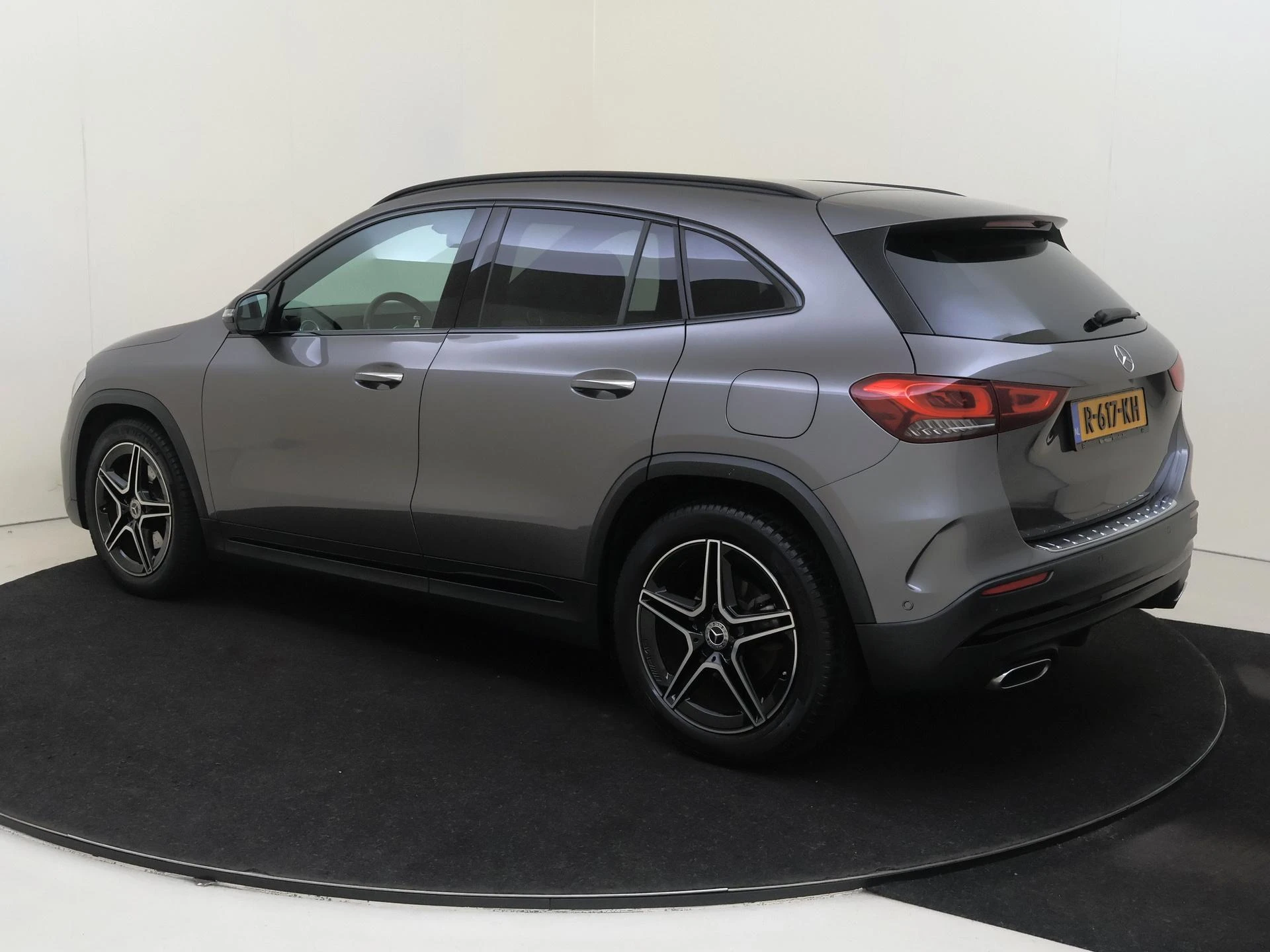 Mercedes-Benz-GLA-image-2