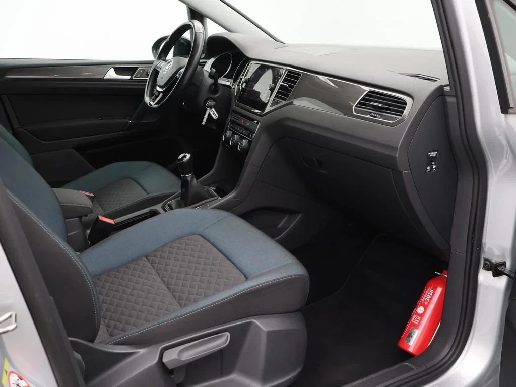 Volkswagen-Golf Sportsvan-image-2