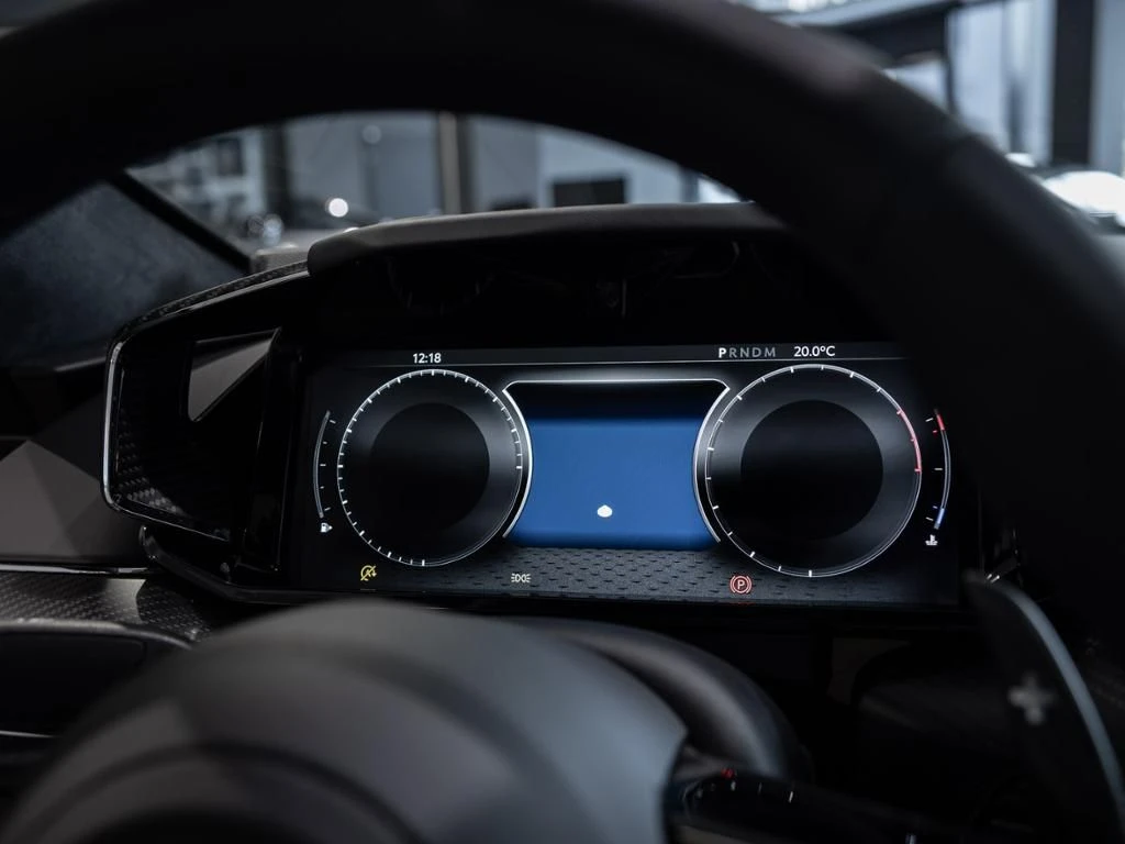 Aston Martin-V8 Vantage-image-23