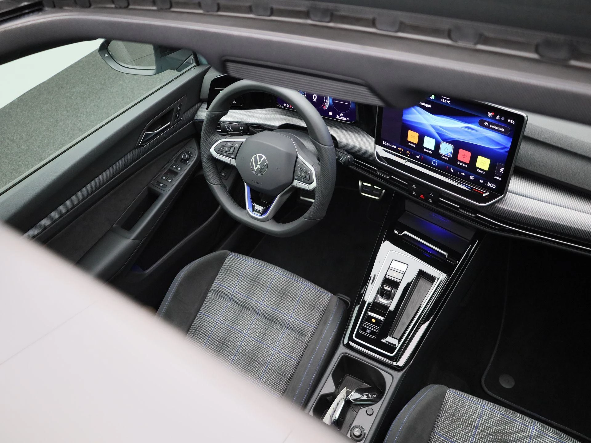 Volkswagen-Golf-image-38