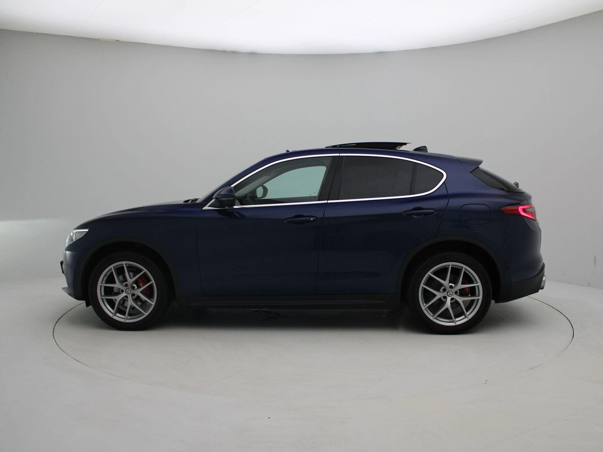 Alfa Romeo-Stelvio-image-4