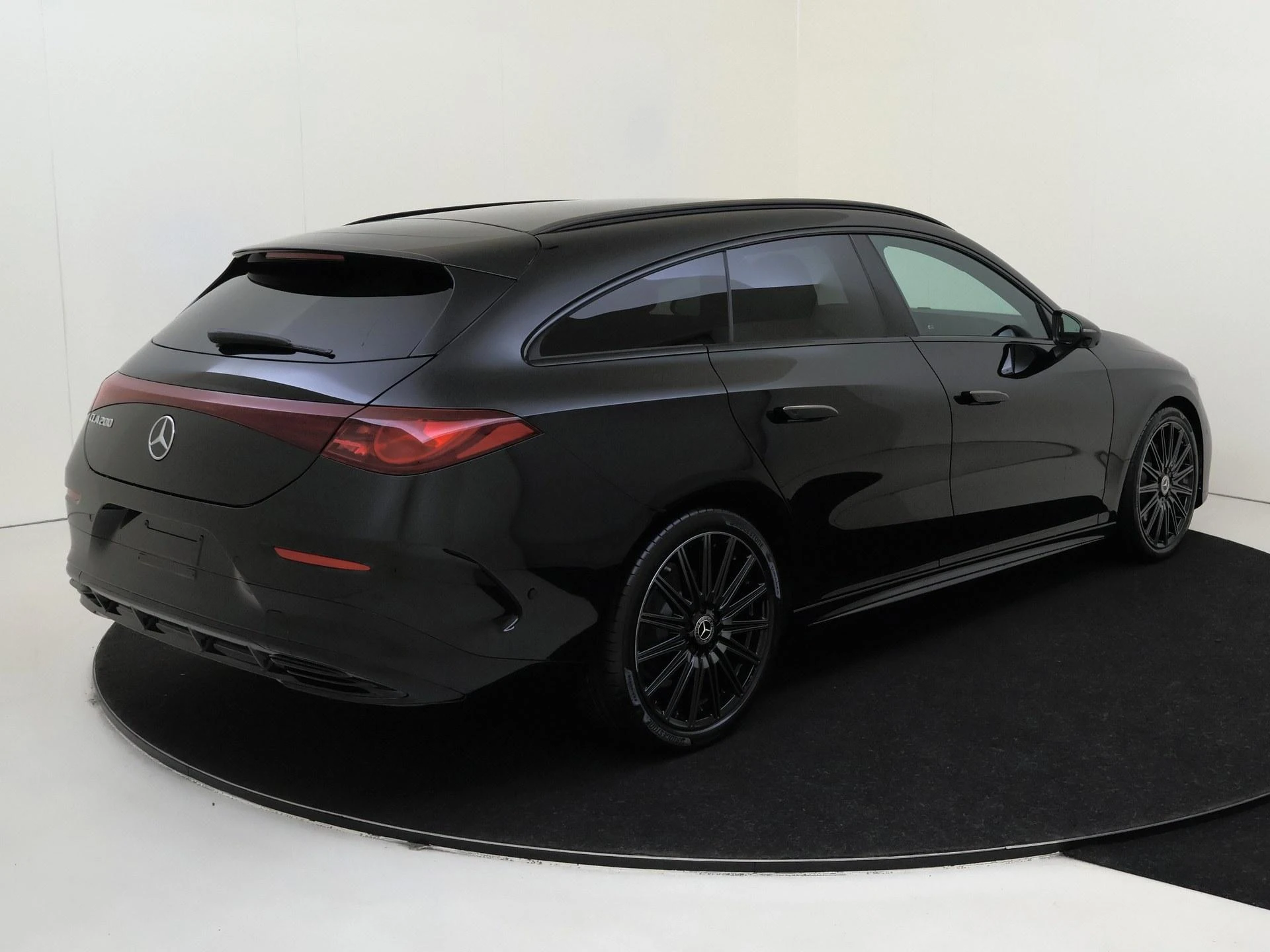 Mercedes-Benz-CLA-image-4