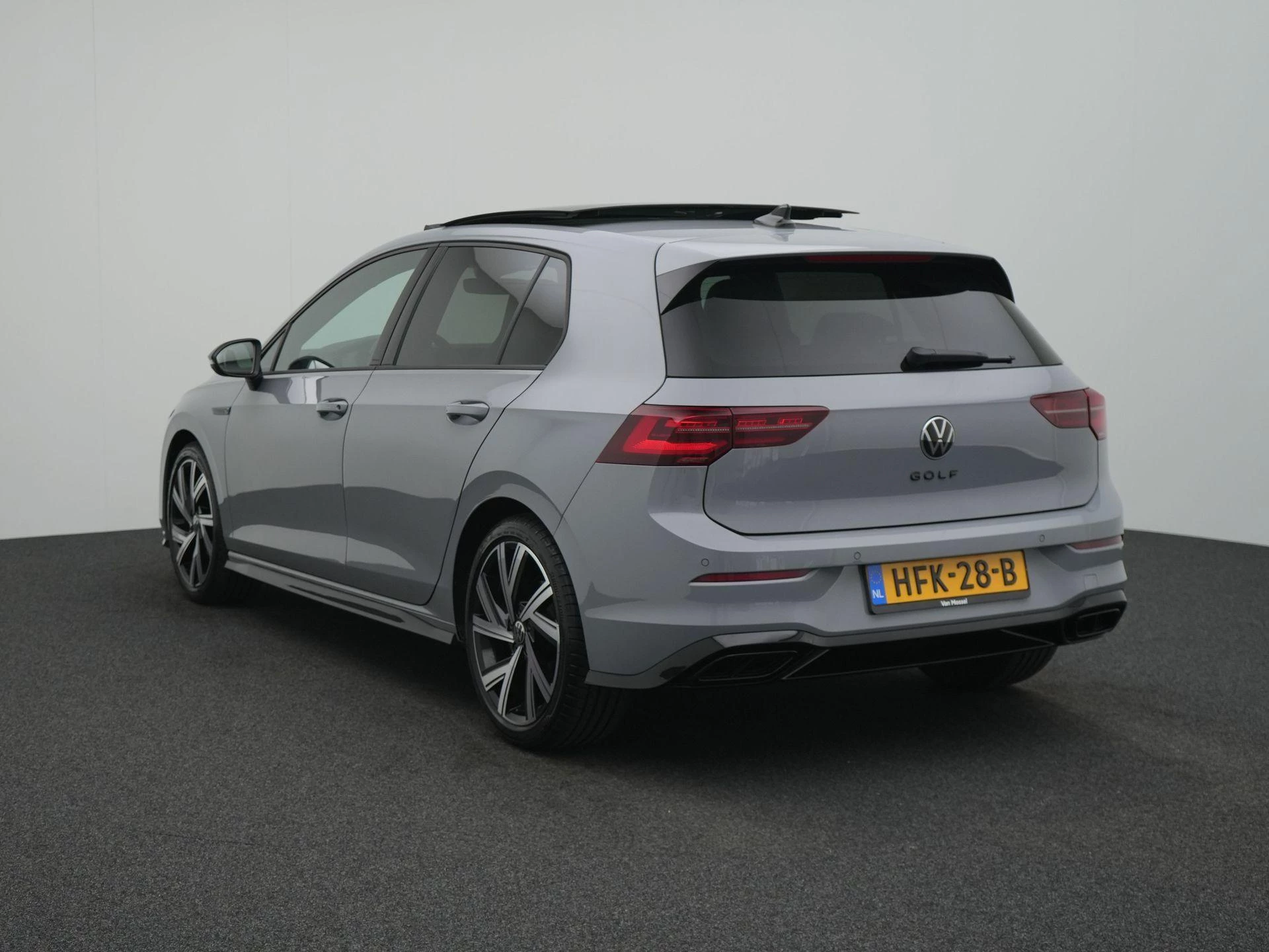 Volkswagen-Golf-image-1