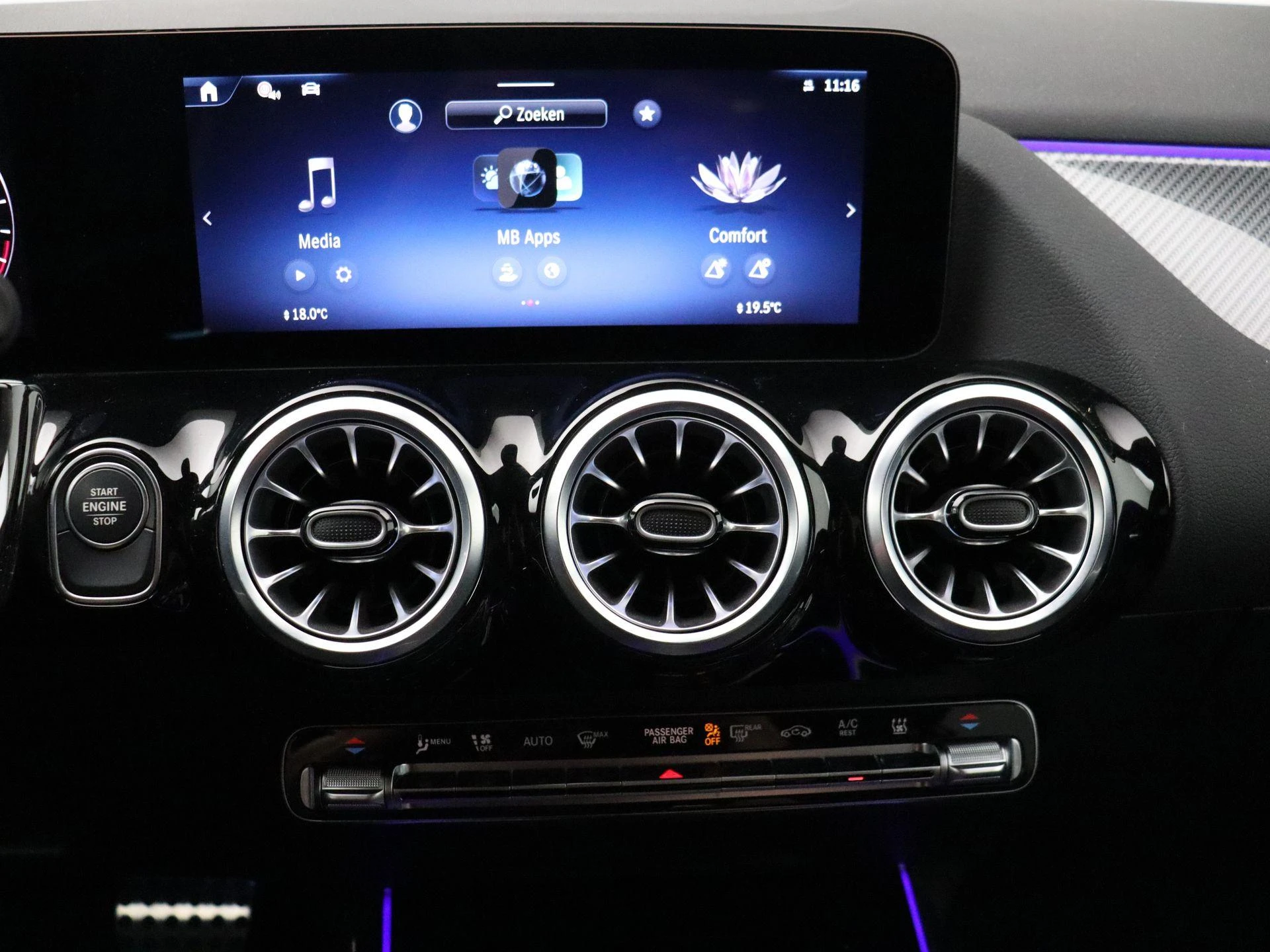 Mercedes-Benz-GLA-image-19
