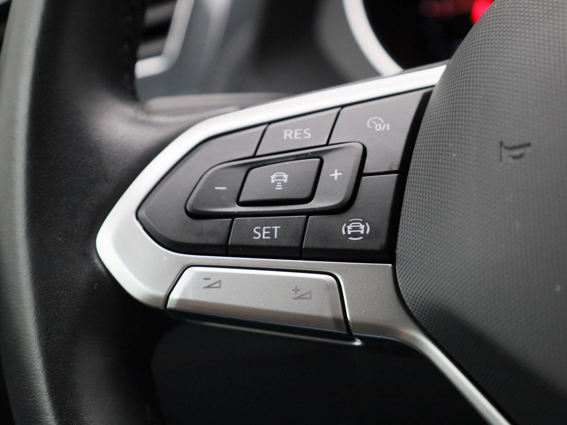 Volkswagen-Tiguan-image-18