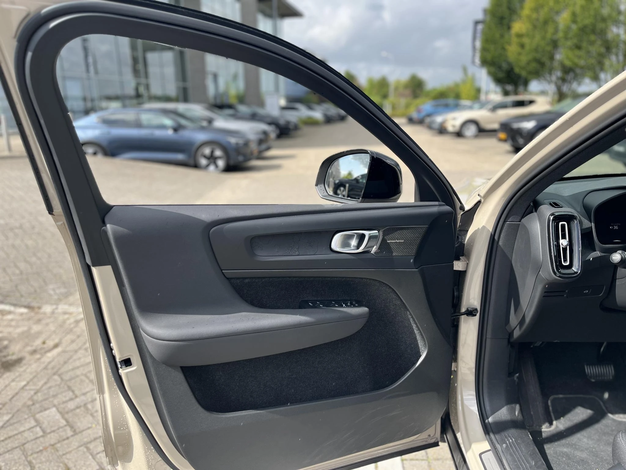 Volvo-EX40-image-4