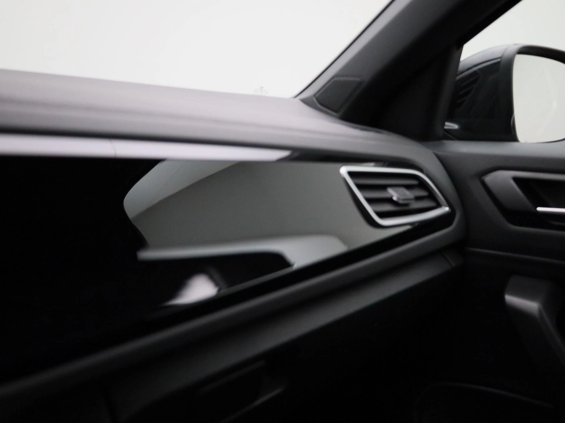 Volkswagen-T-Roc-image-30