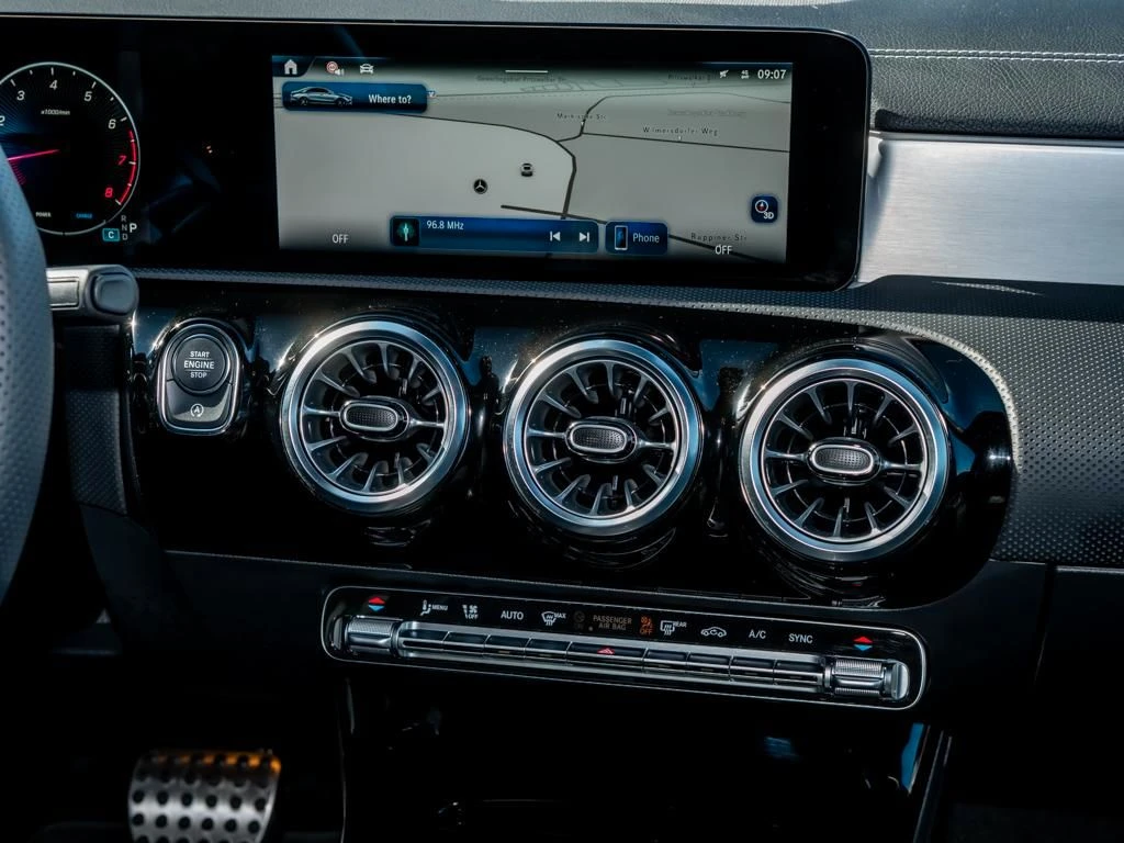 Mercedes-Benz-CLA 200-image-10