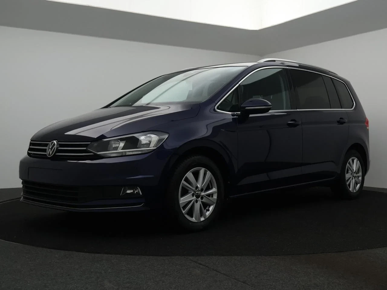 Volkswagen-Touran-image-0
