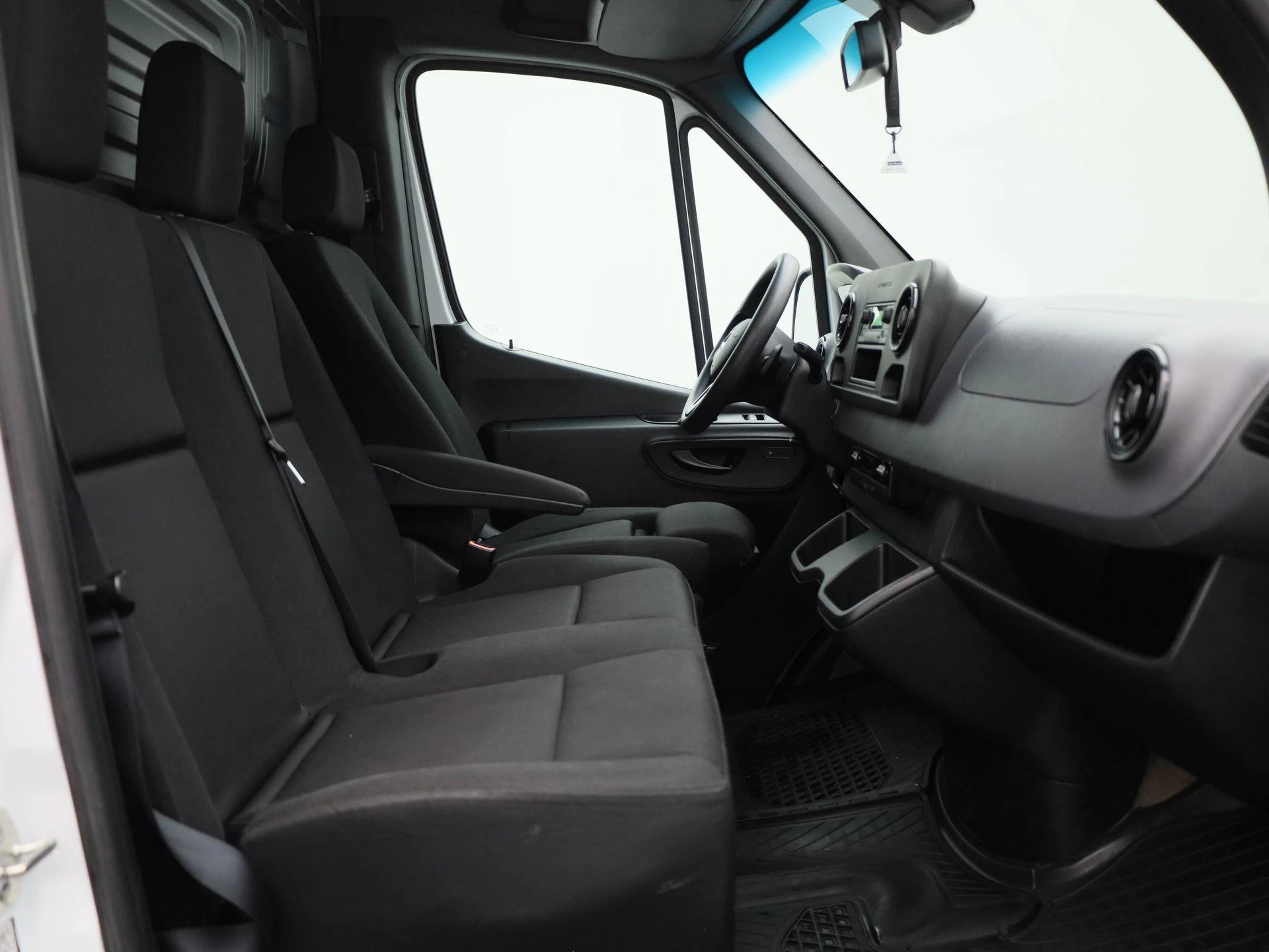 Mercedes-Benz-Sprinter-image-11