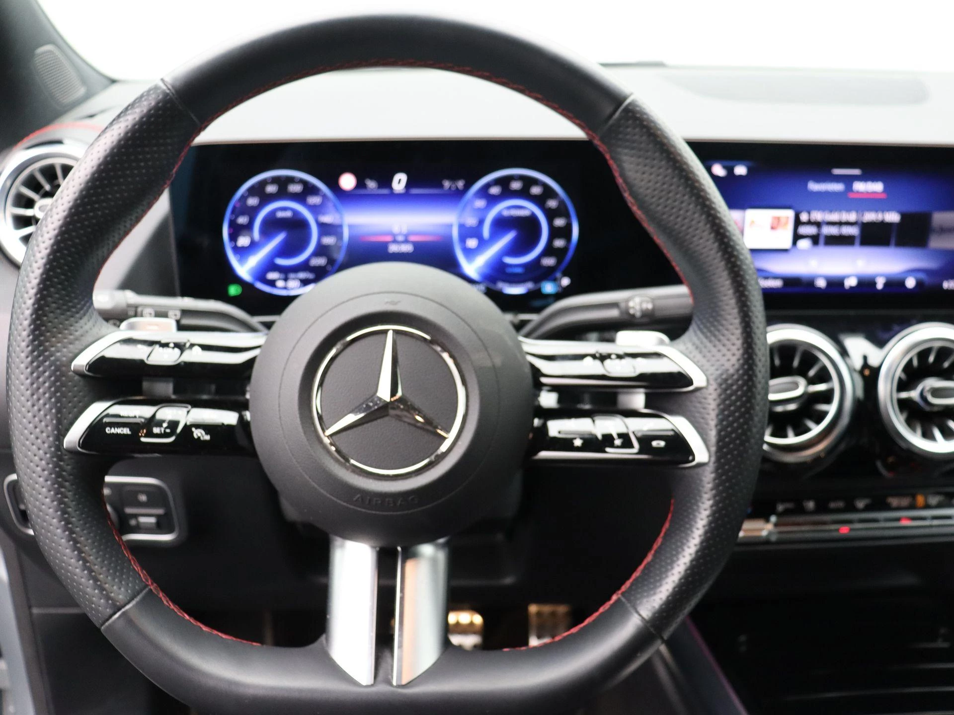 Mercedes-Benz EQA 250+ AMG Line + CARPLAY + PANORAMISCH DAK + NIGHTPAKKET +