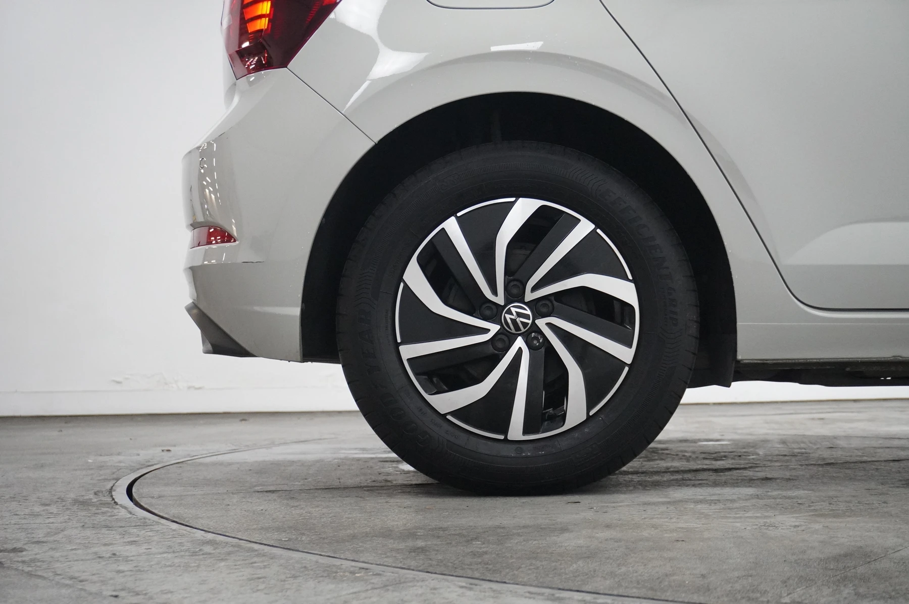 Volkswagen-Polo-image-19