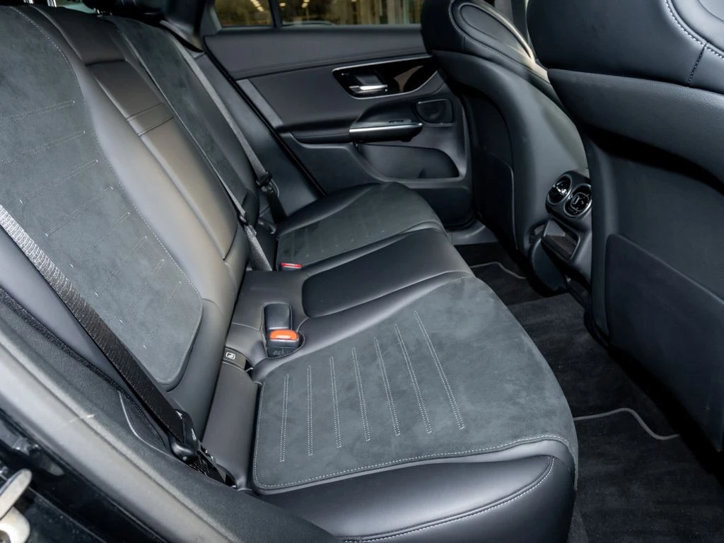 Mercedes-Benz-GLC 300 d-image-12