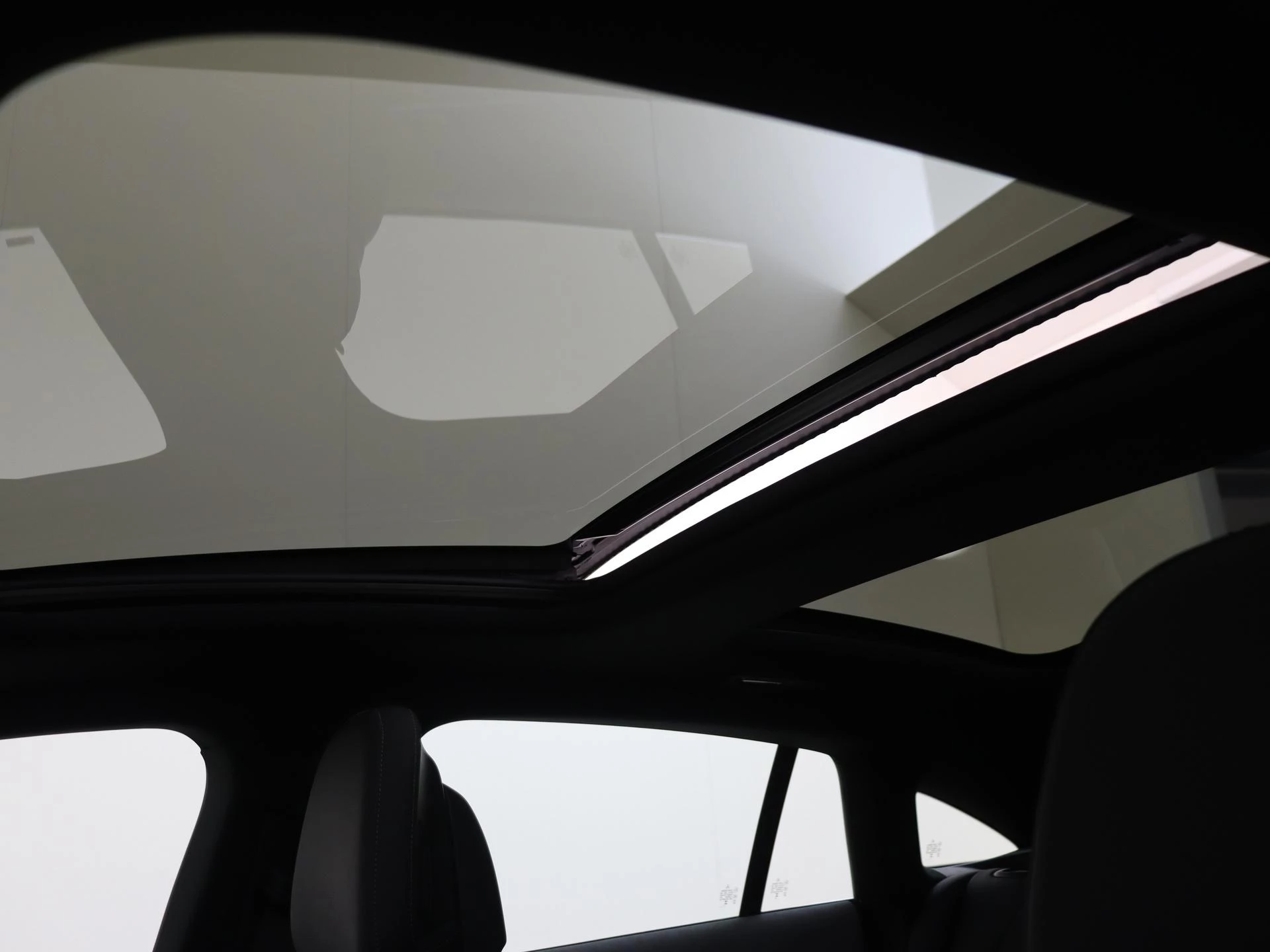 Mercedes-Benz-EQE-image-31