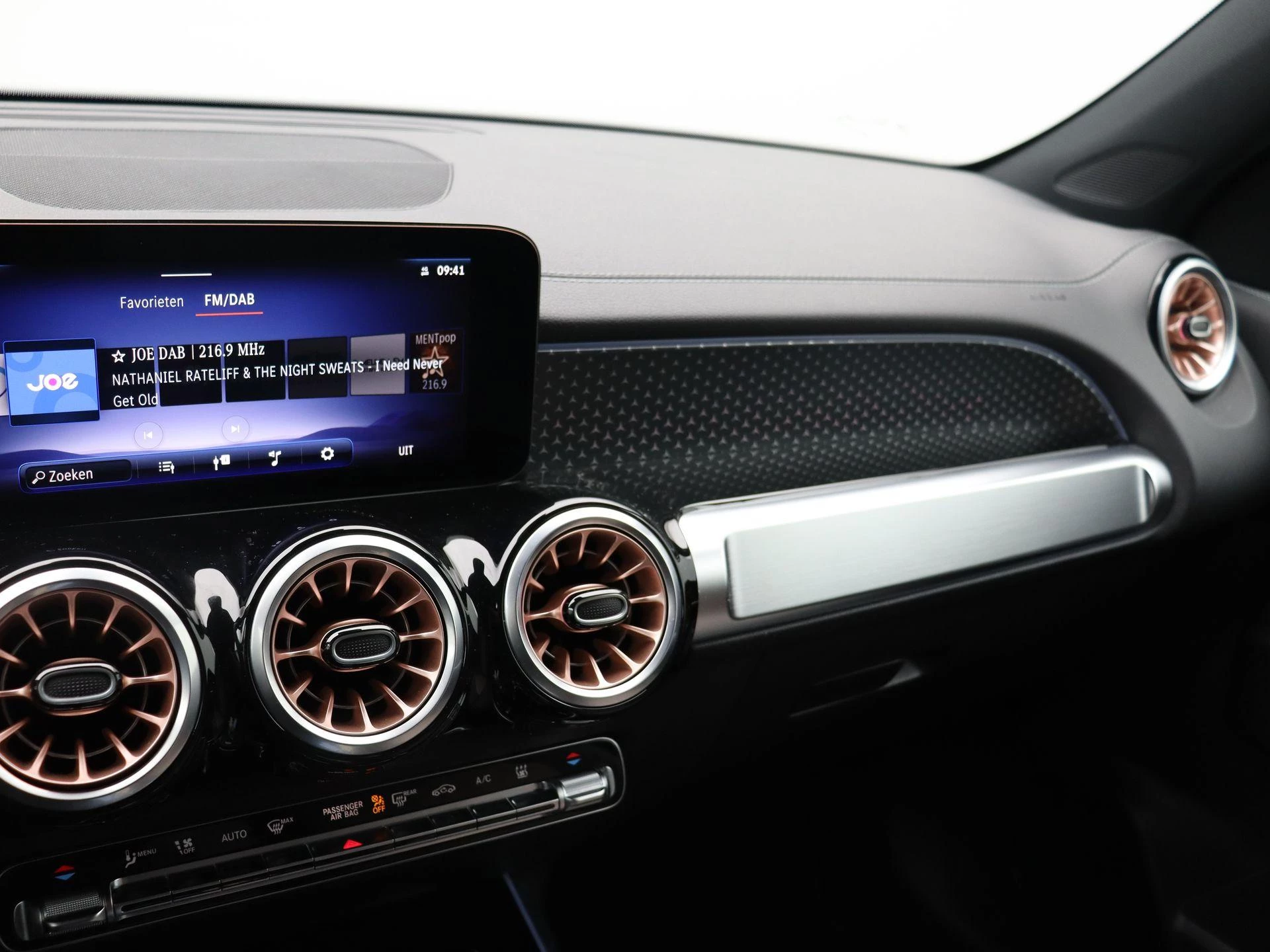 Mercedes-Benz EQB 300 Luxury Line 4Matic + CARPLAY + ELECTRIC ART ADVANCED PLUS +