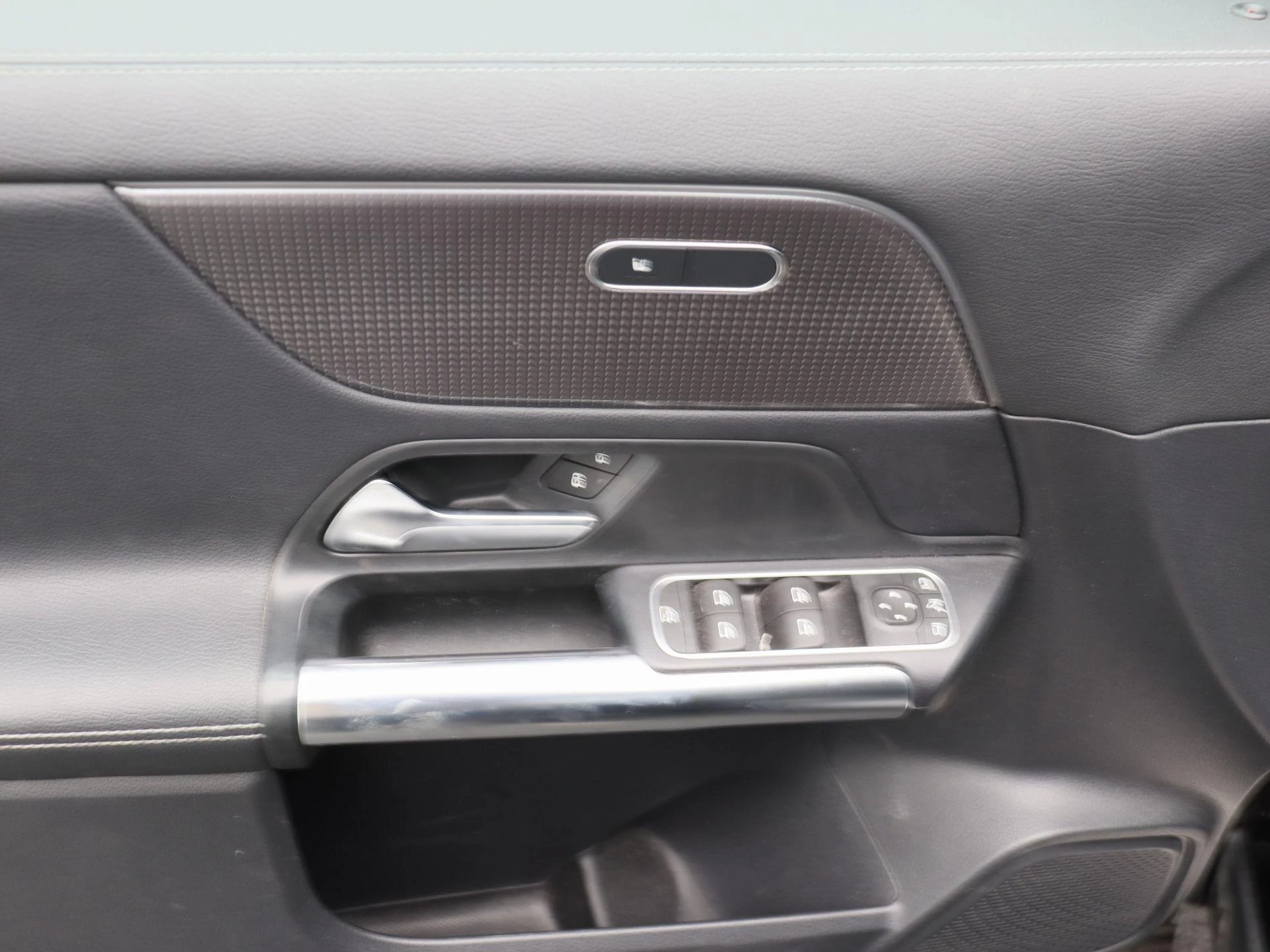 Mercedes-Benz GLA 180 Business Line + TREKHAAK + CAMERA + LED +