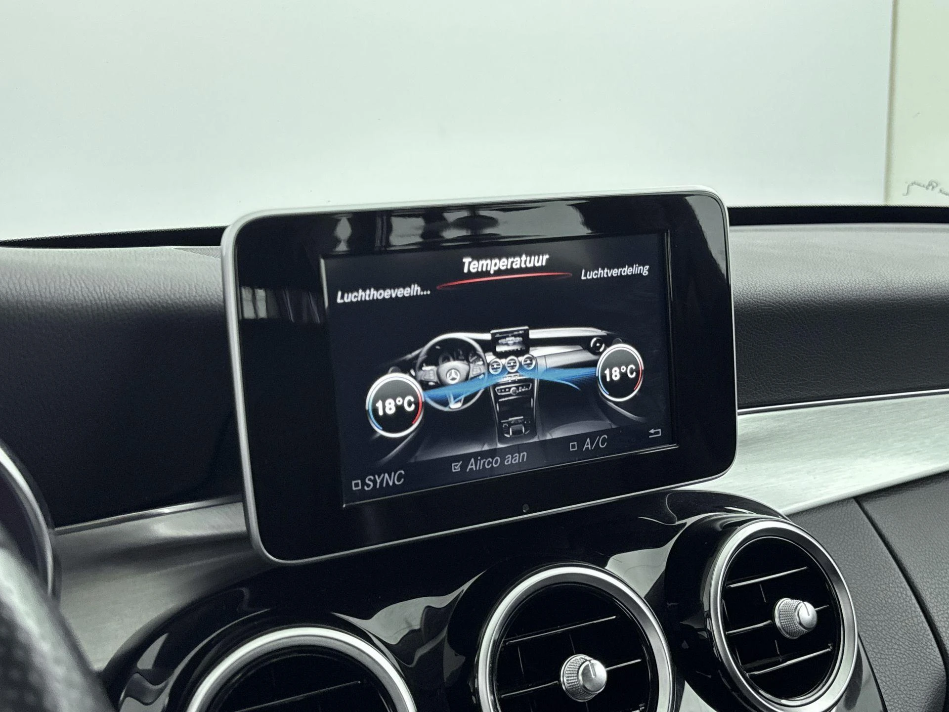 Mercedes-Benz-C-Klasse-image-16