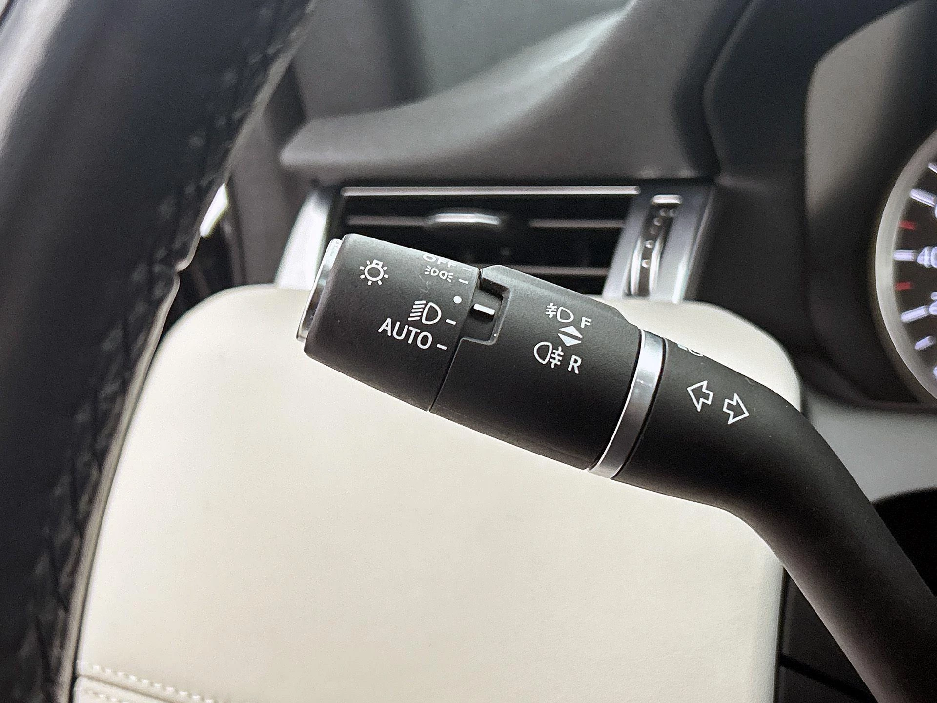 Land Rover-Discovery Sport-image-9