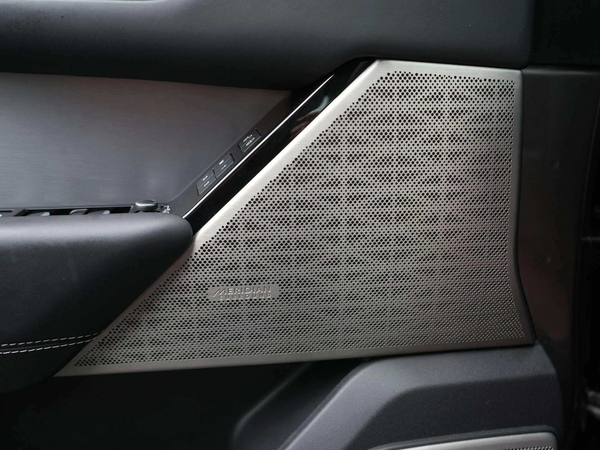 Land Rover-Range Rover Velar-image-35