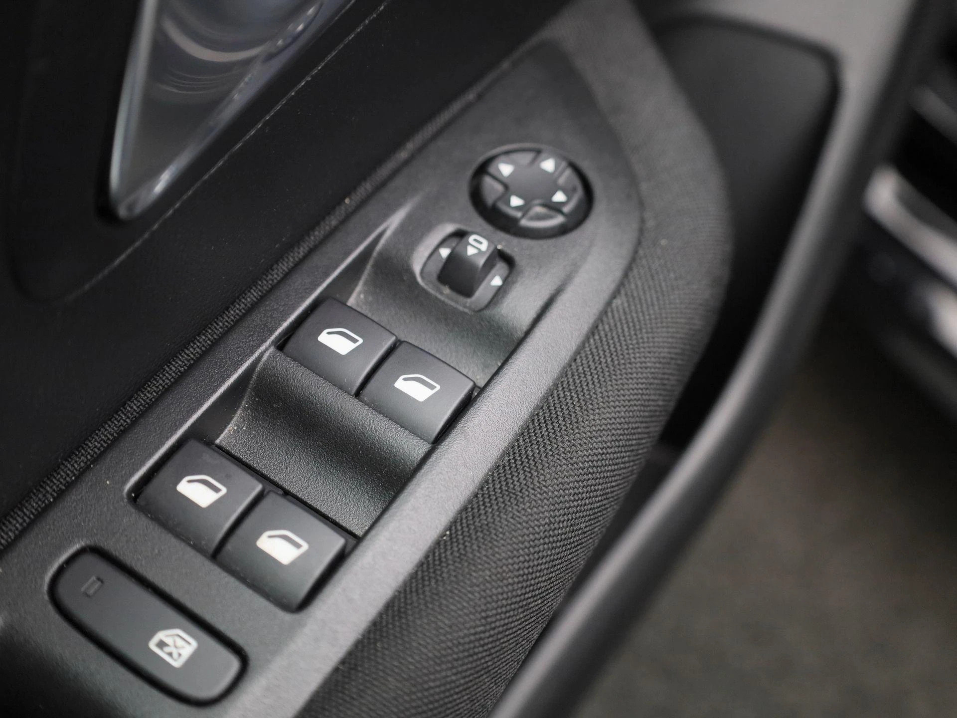 Peugeot-e-208-image-27