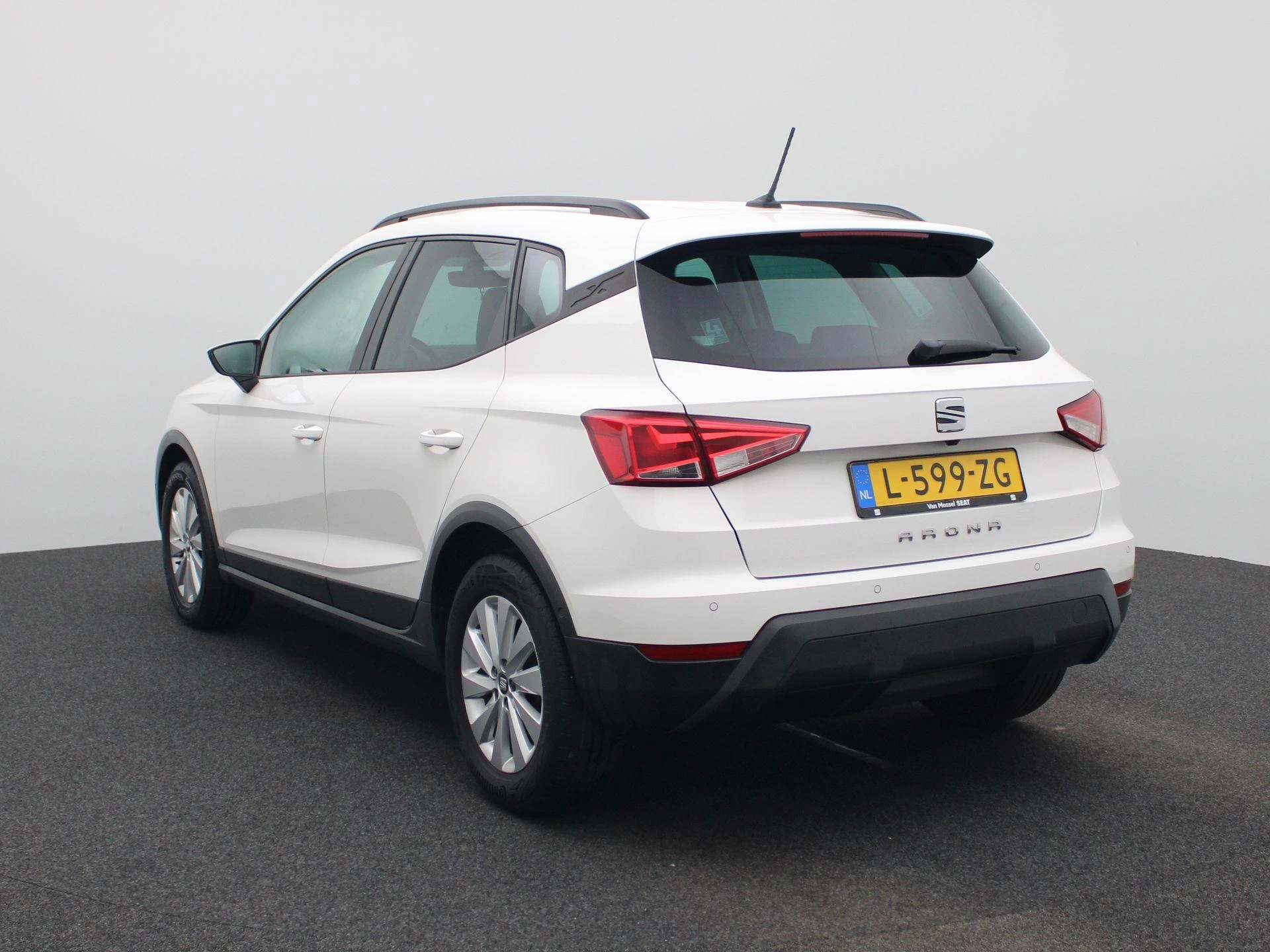 SEAT-Arona-image-1