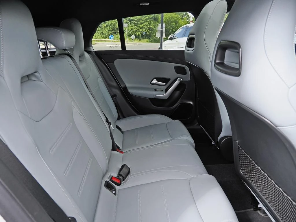Mercedes-Benz-CLA 200 d-image-14