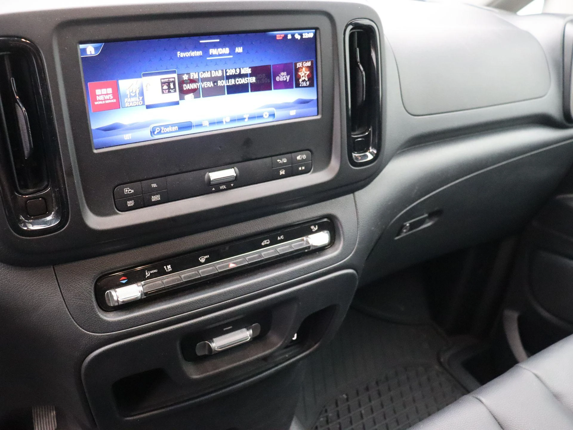Mercedes-Benz-Vito-image-11