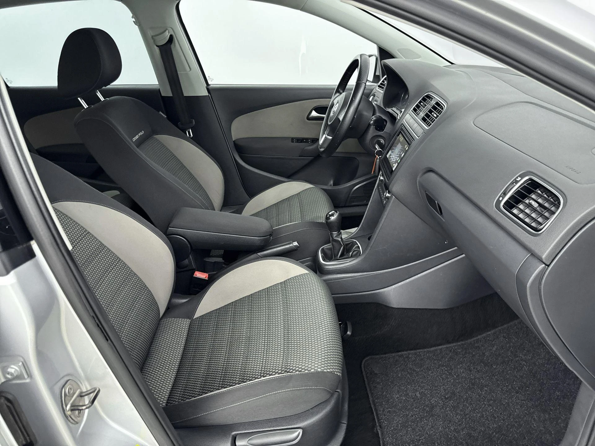 Volkswagen-Polo-image-23
