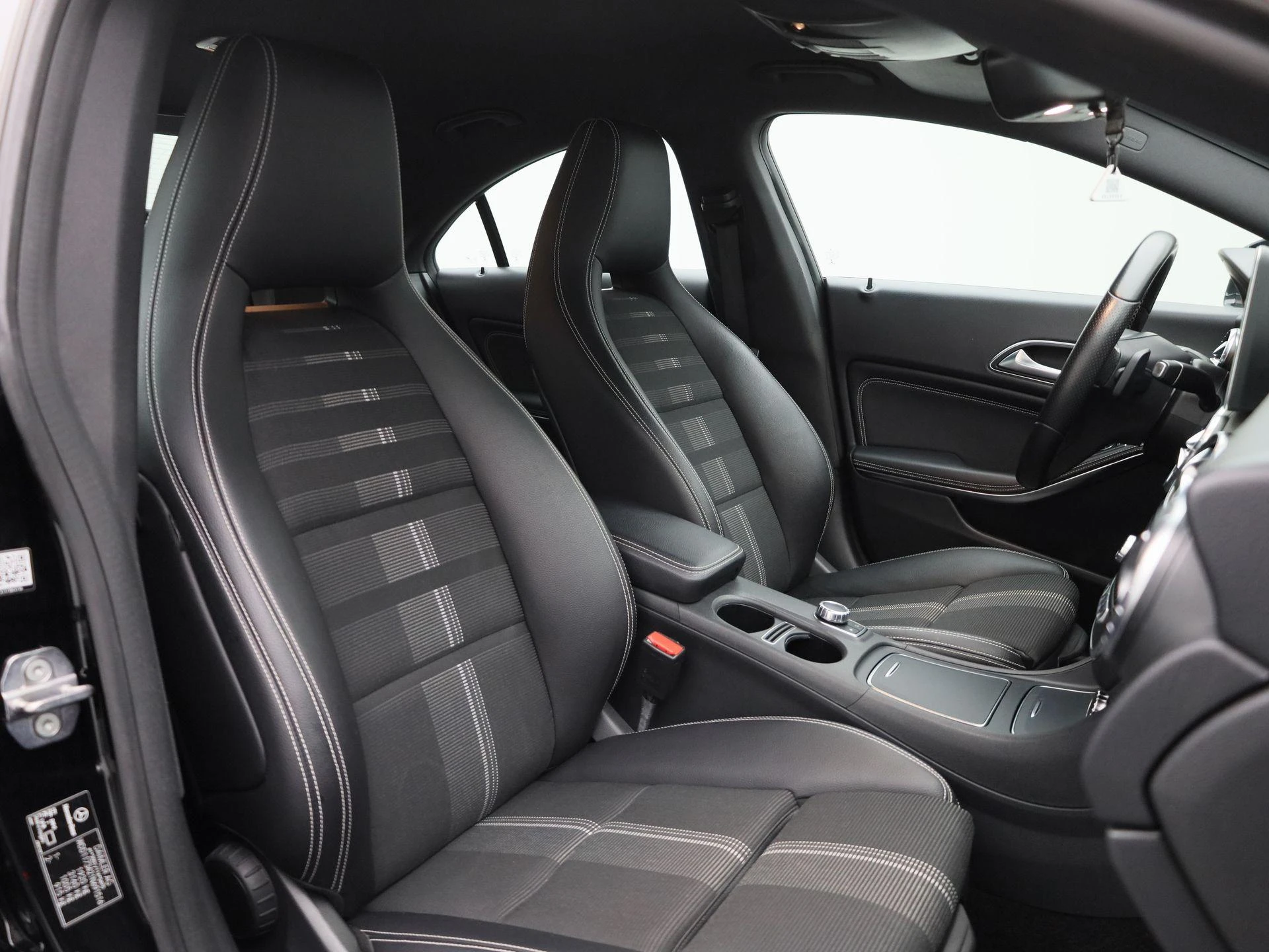 Mercedes-Benz-CLA-image-38