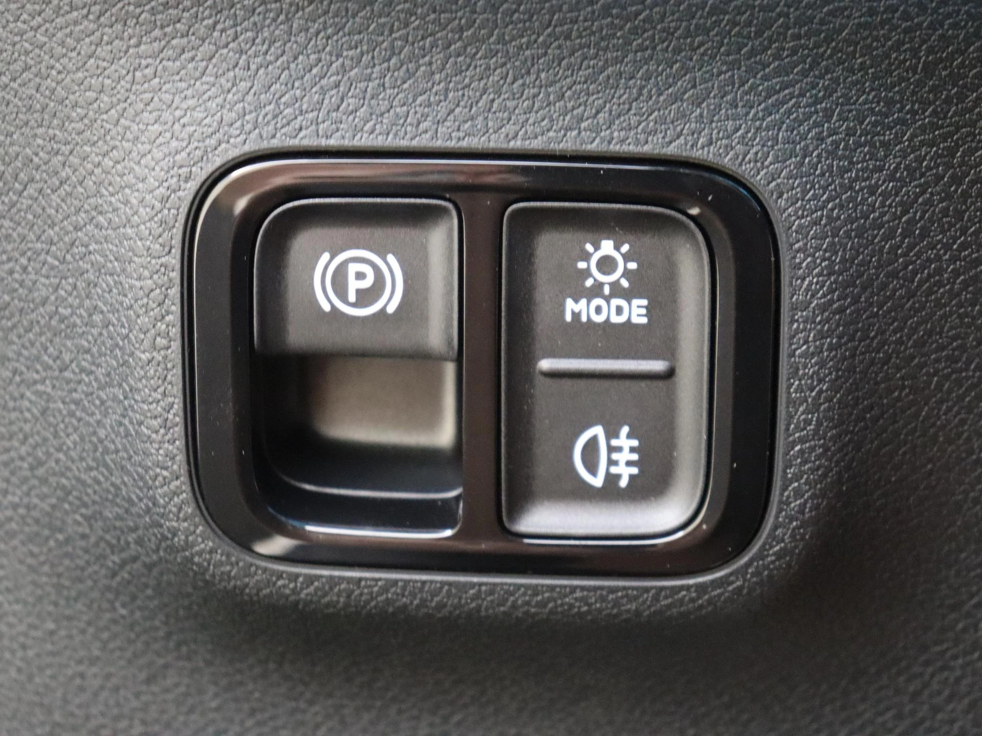 Mercedes-Benz-GLB-image-23