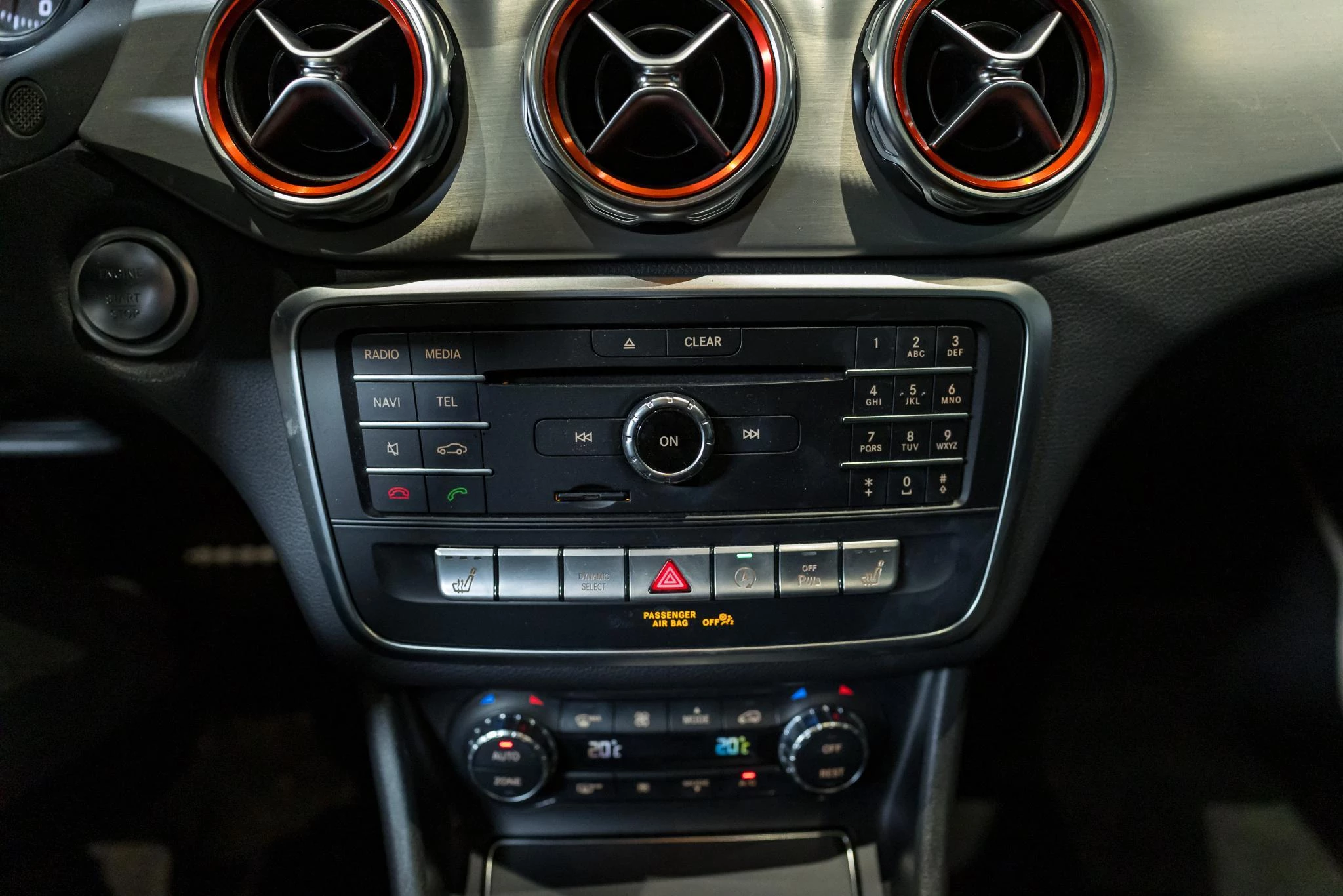 Mercedes-Benz GLA 200 AMG Line + PANORAMISCH DAK + CARPLAY + TREKHAAK +