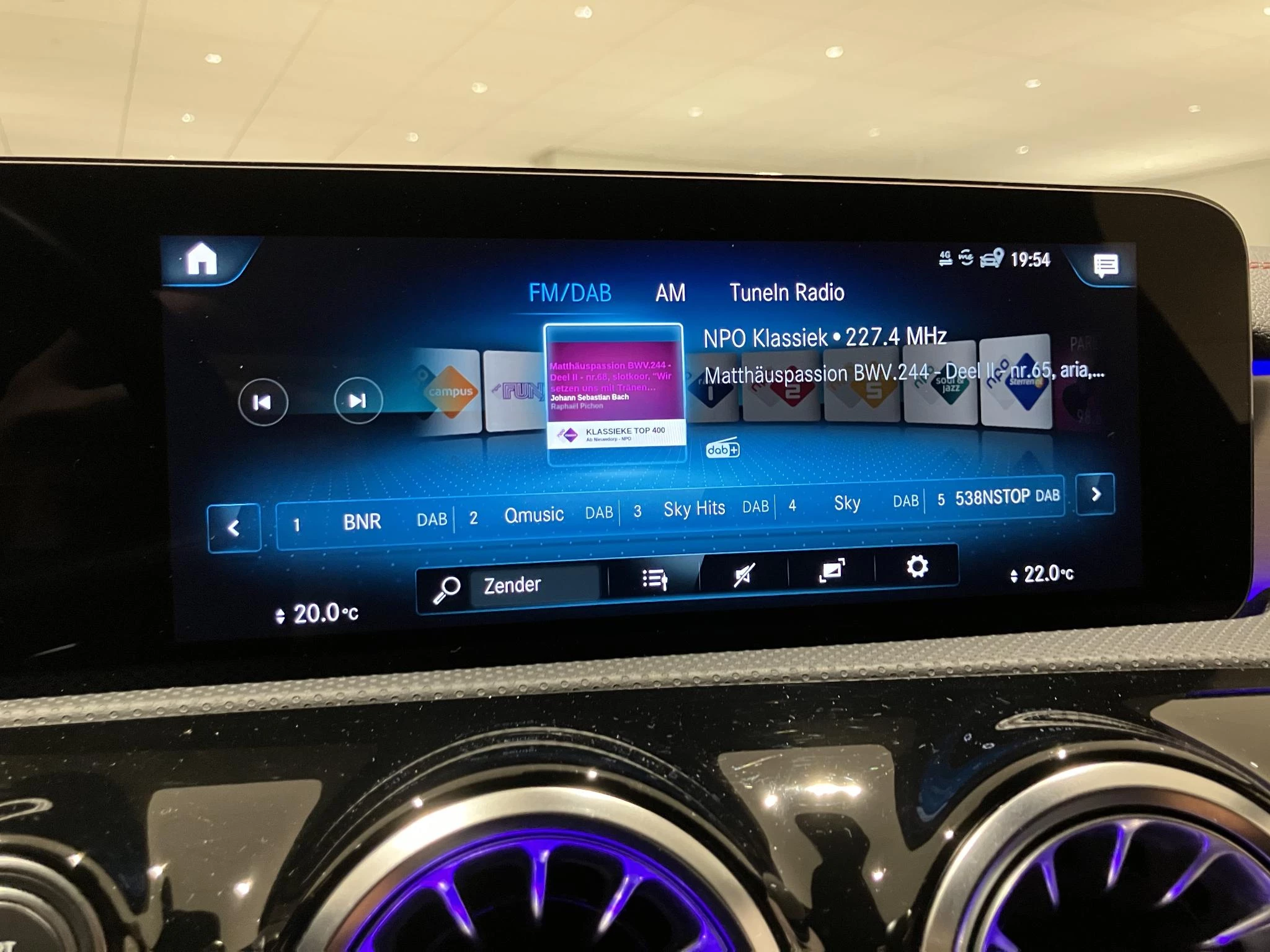 Mercedes-Benz-CLA-image-23