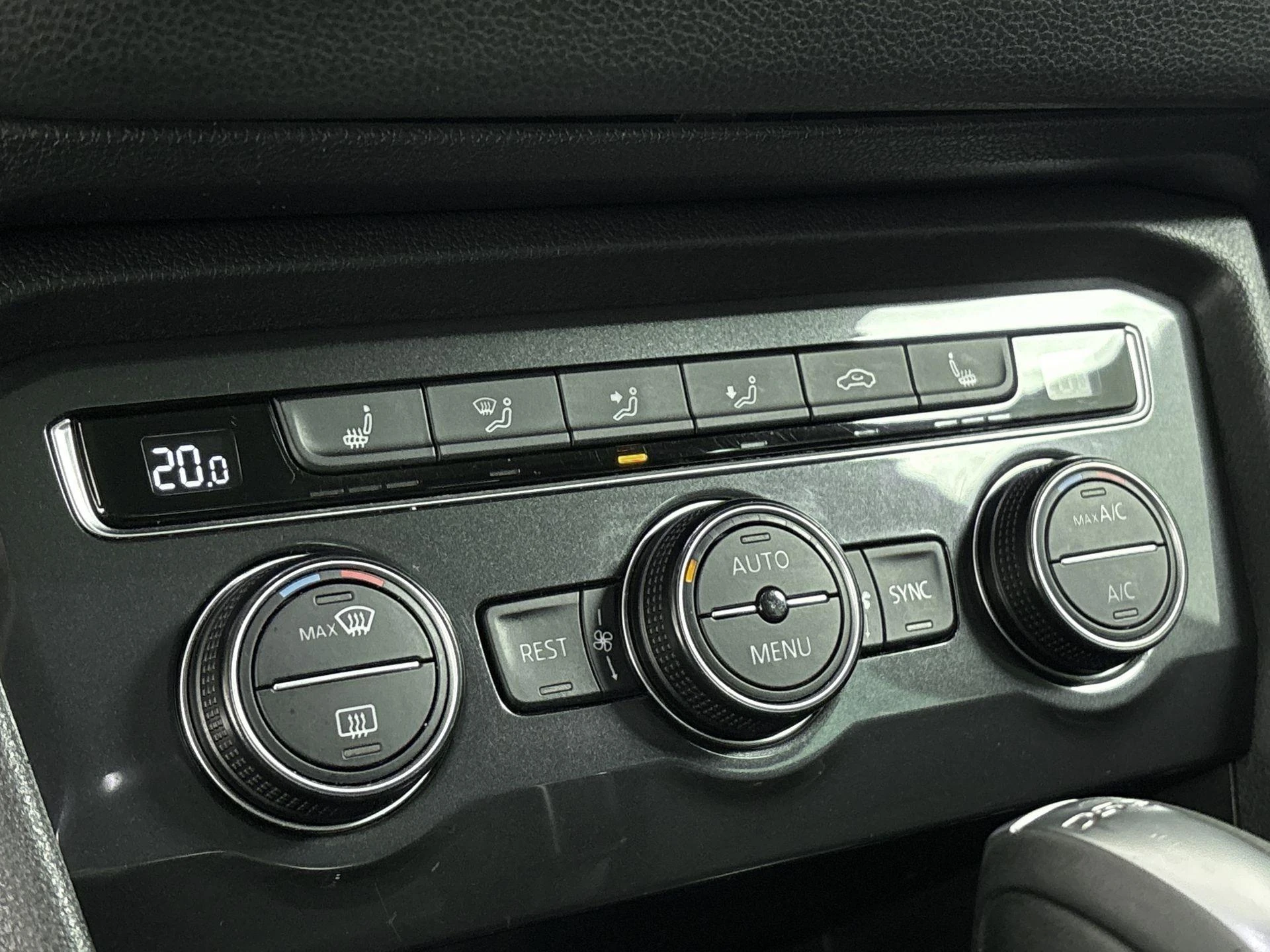 Volkswagen-Tiguan-image-23