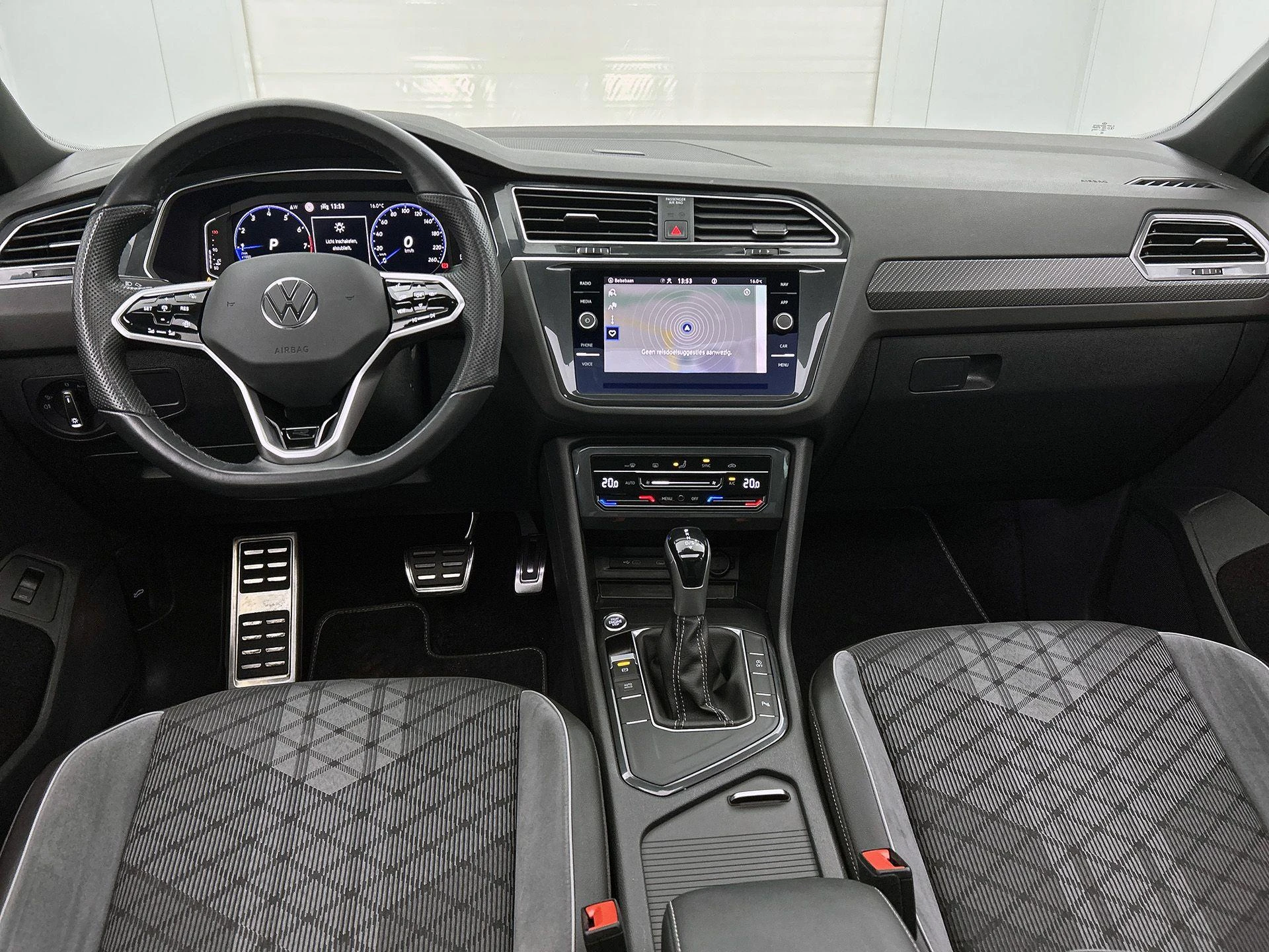 Volkswagen-Tiguan-image-16